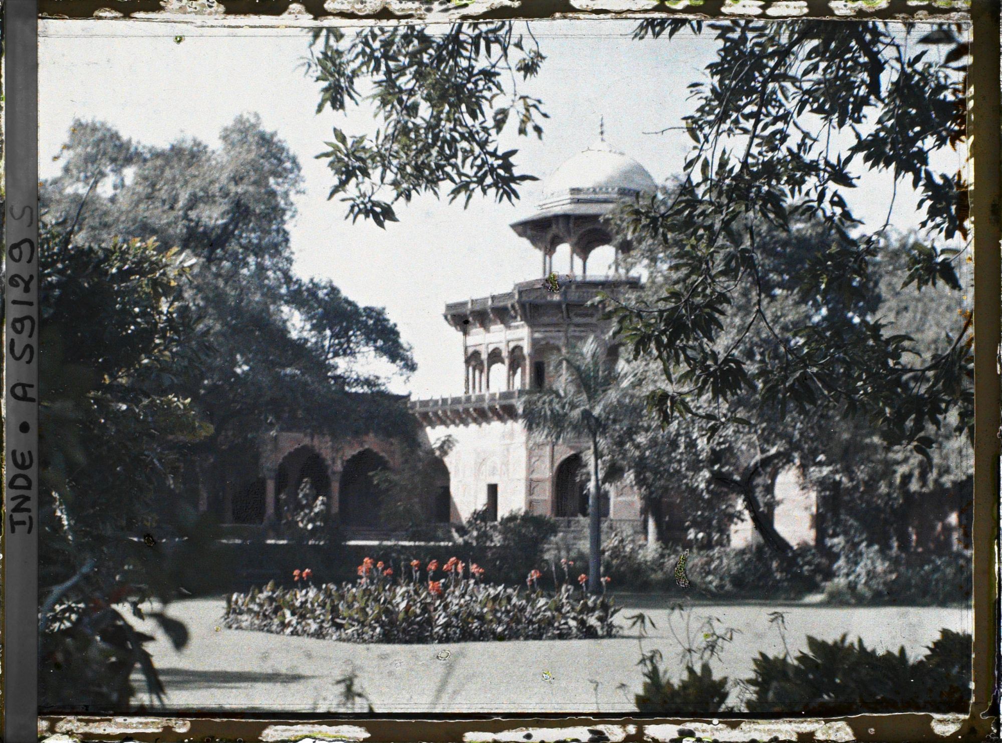 Image représentant Un pavillon d'enceinte et une partie du jardin du Taj Mahal