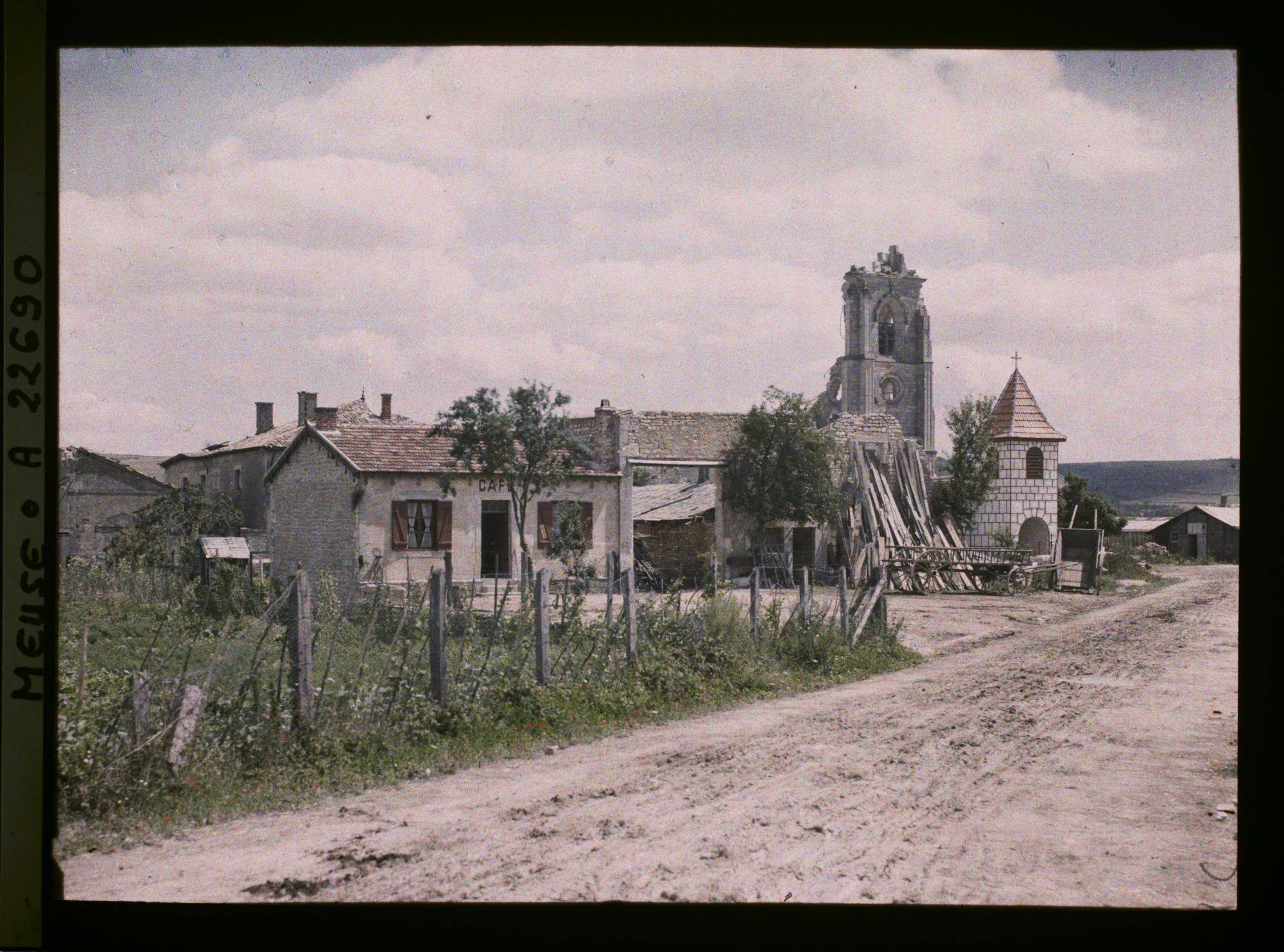 Image représentant France, Les Paroches, Un coin du Village avec l'ancienne Eglise, la nouvelle et Maison reconstruite