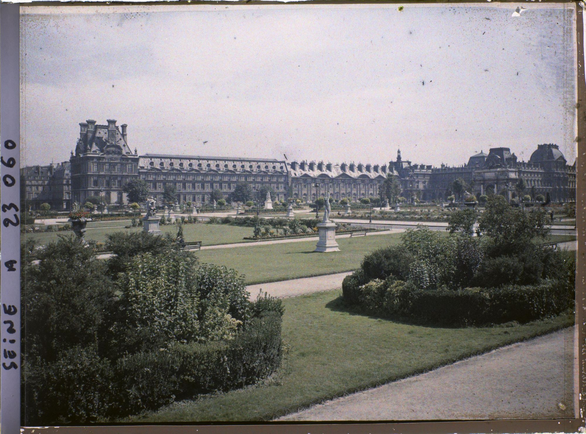Image représentant Le pavillon de Marsan vu du jardin des Tuileries