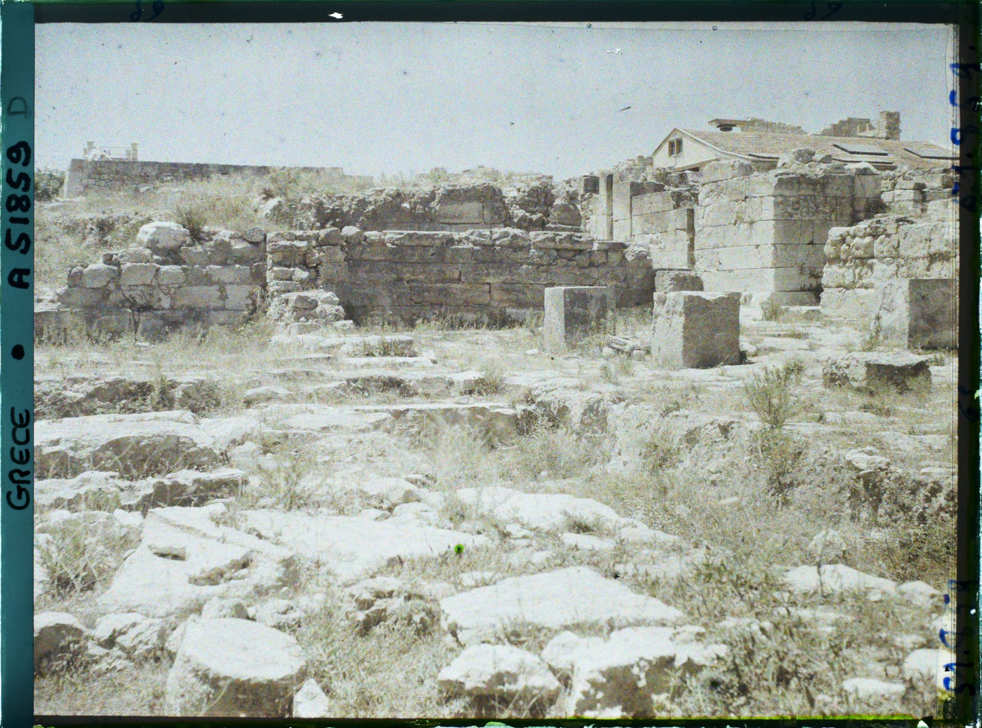 Image représentant Vue d'ensemble sur l'entrée principale sud-nord du palais
