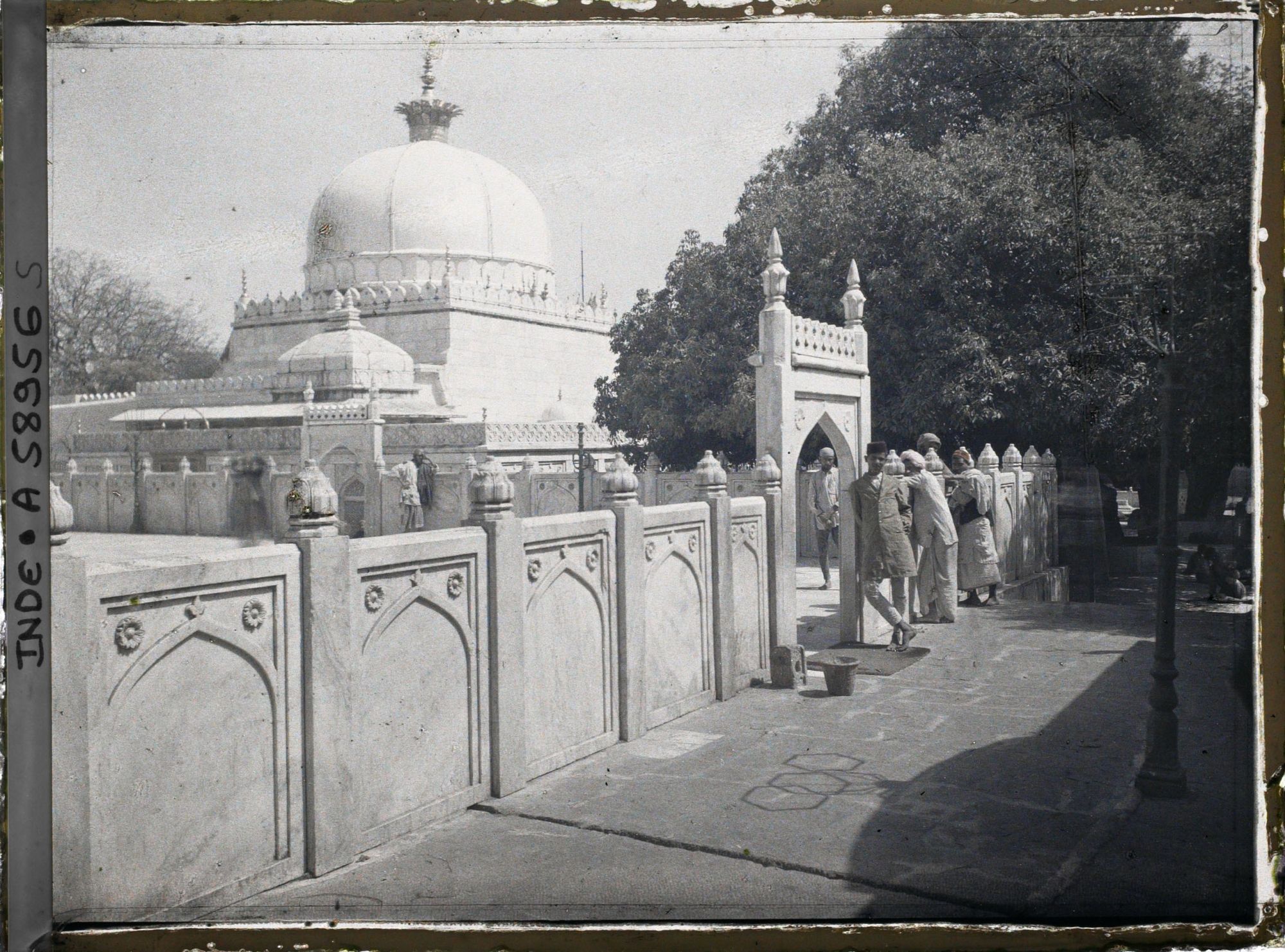 Image représentant Une cour près du mausolée du saint musulman Khaja-ud-Din Chishti dans le dargâh Sharif