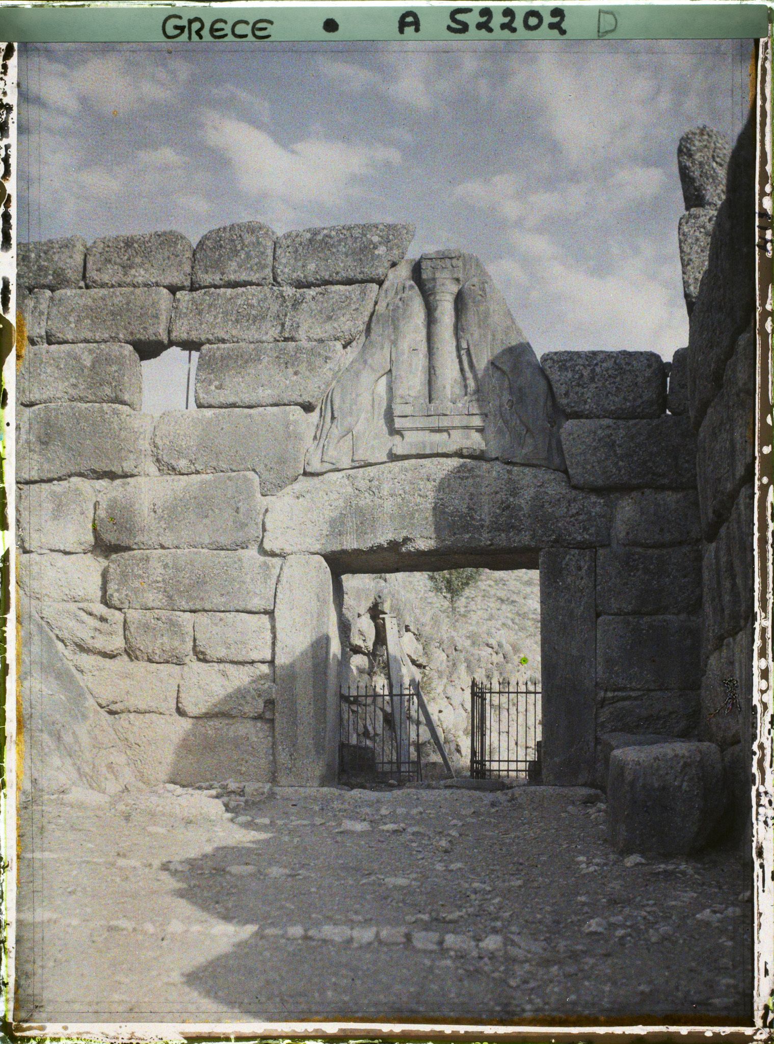 Image représentant La Porte des Lionnes (porte principale de l'Acropole, au nord-ouest)