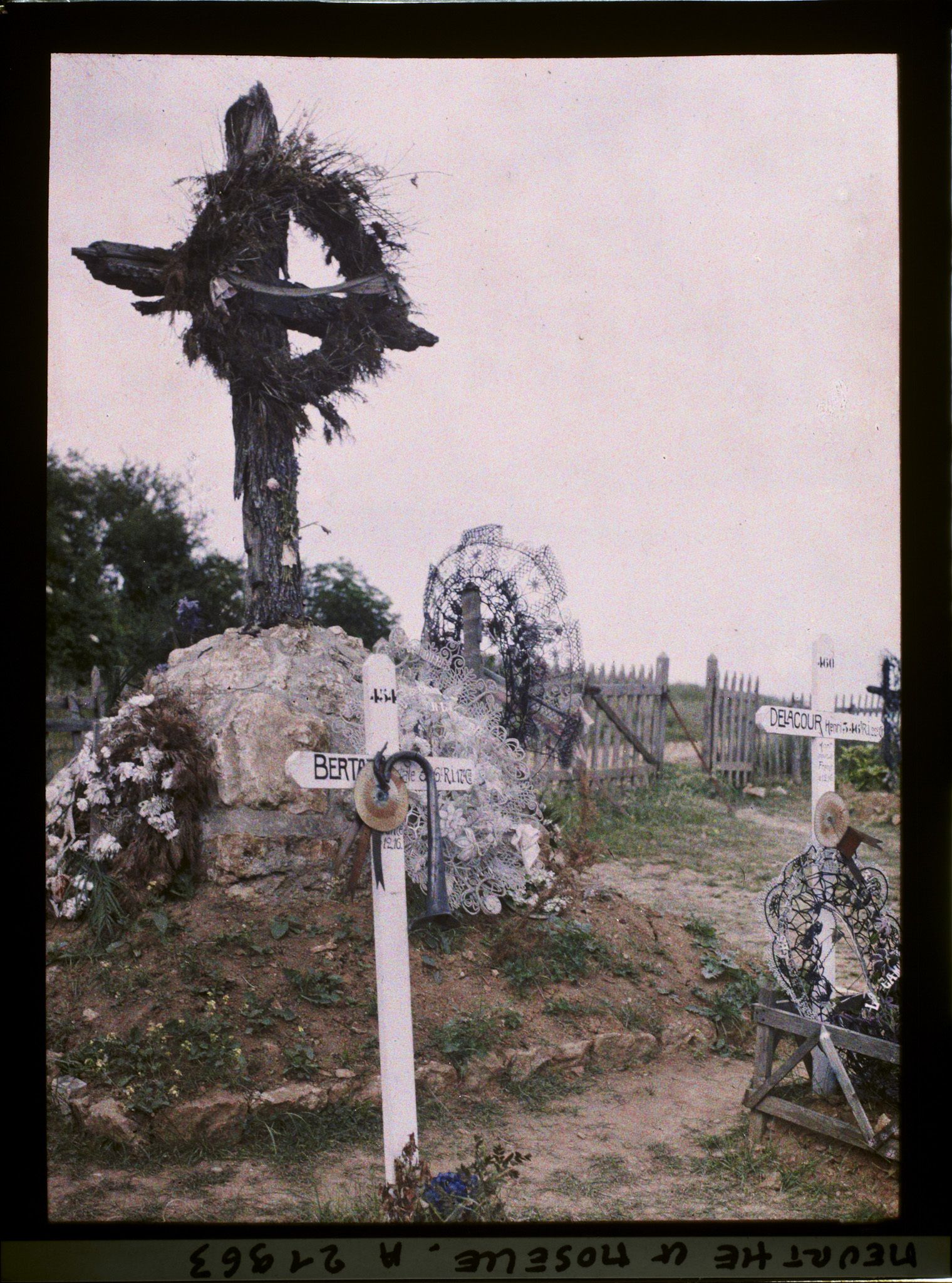 Image représentant France, Bois le Prêtre, La Croix des Carmes au Cimetière du Pétant.
