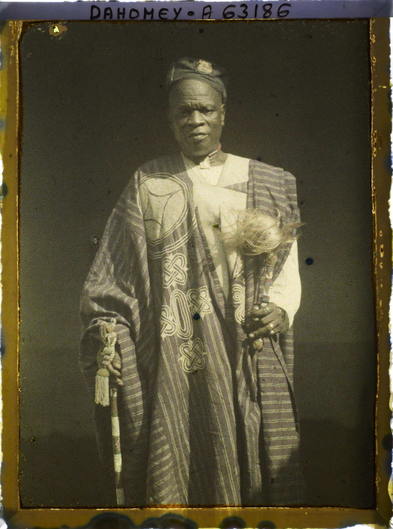 Image représentant Buste du roi Agouloyé (Nagô) et les insignes de pouvoirs