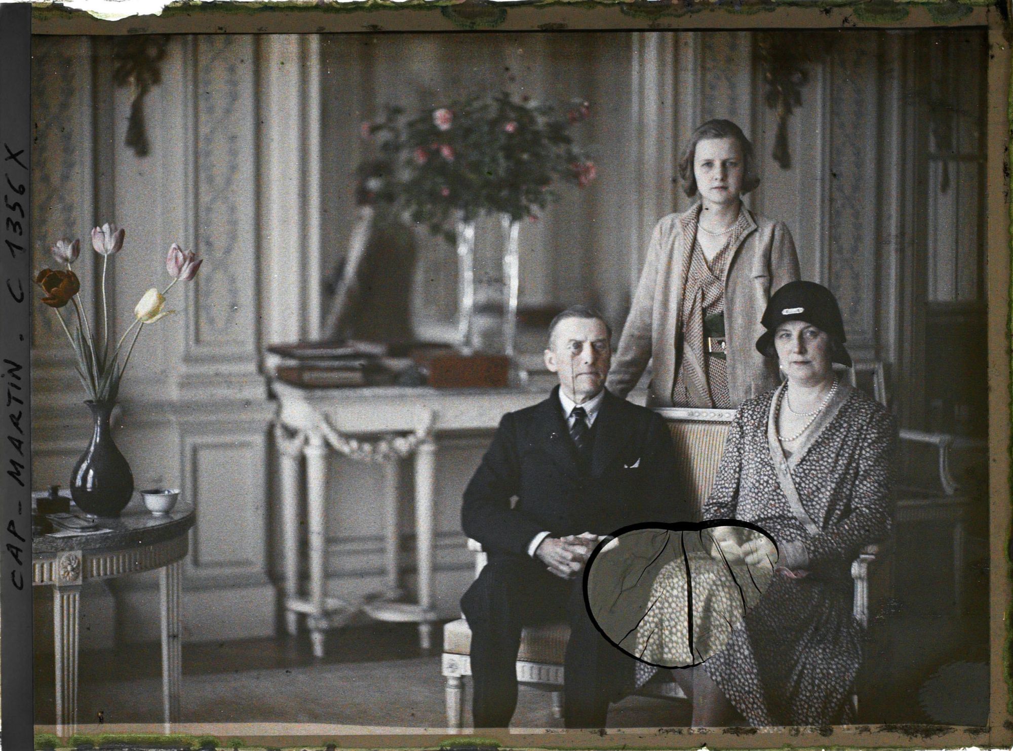 Image représentant Austen Chamberlain, son épouse et leur fille Diane dans un salon de la villa Kahn (villa Zamir)