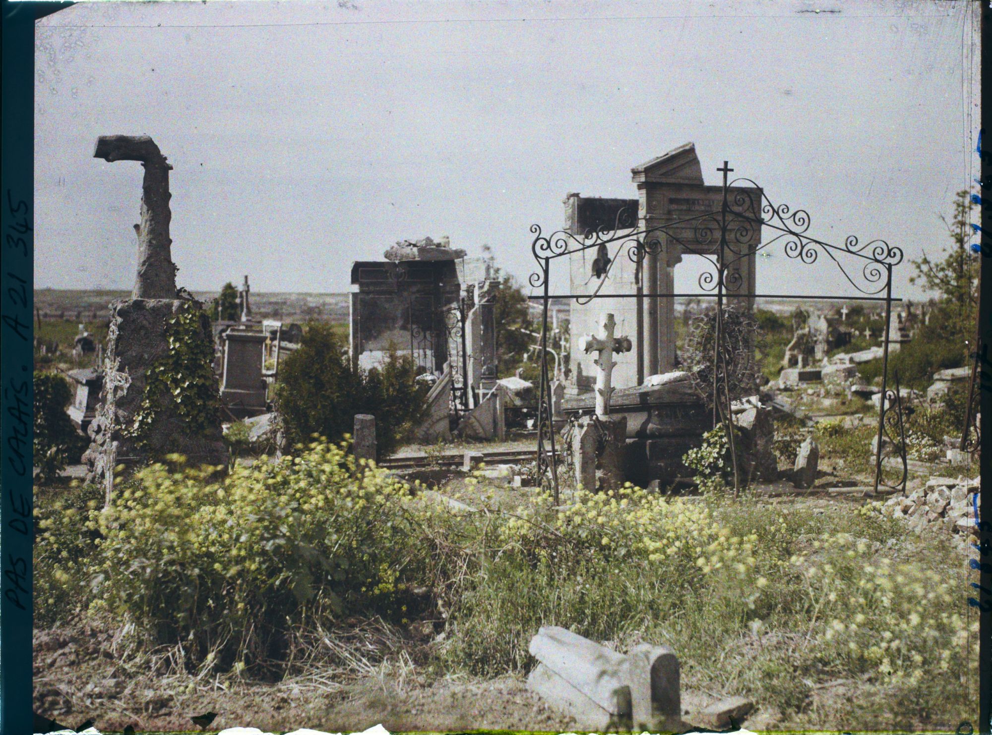 Image représentant France, Lens, Un coin du Cimetière Civil