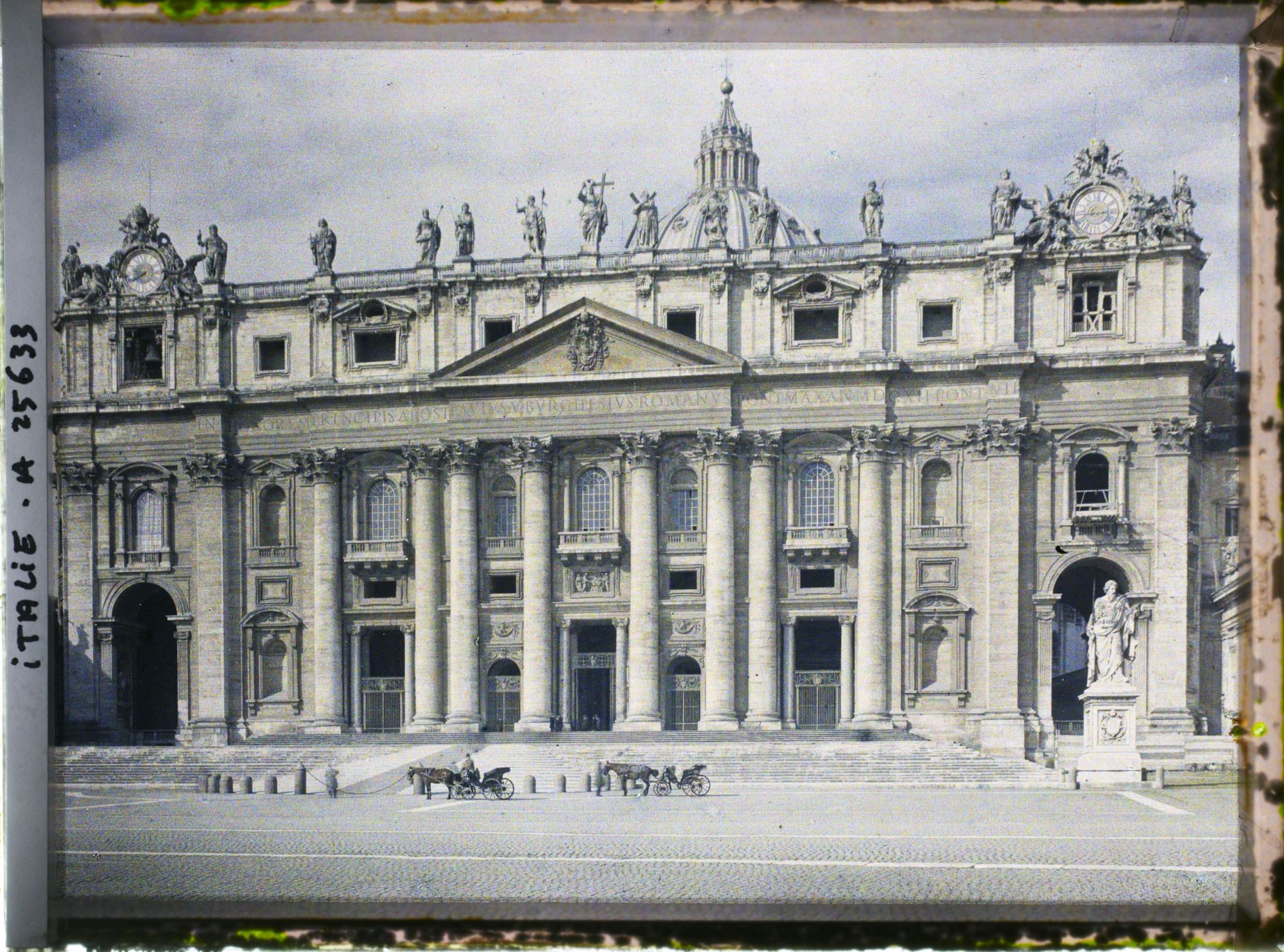 Image représentant Vue rapprochée de la basilique Saint Pierre