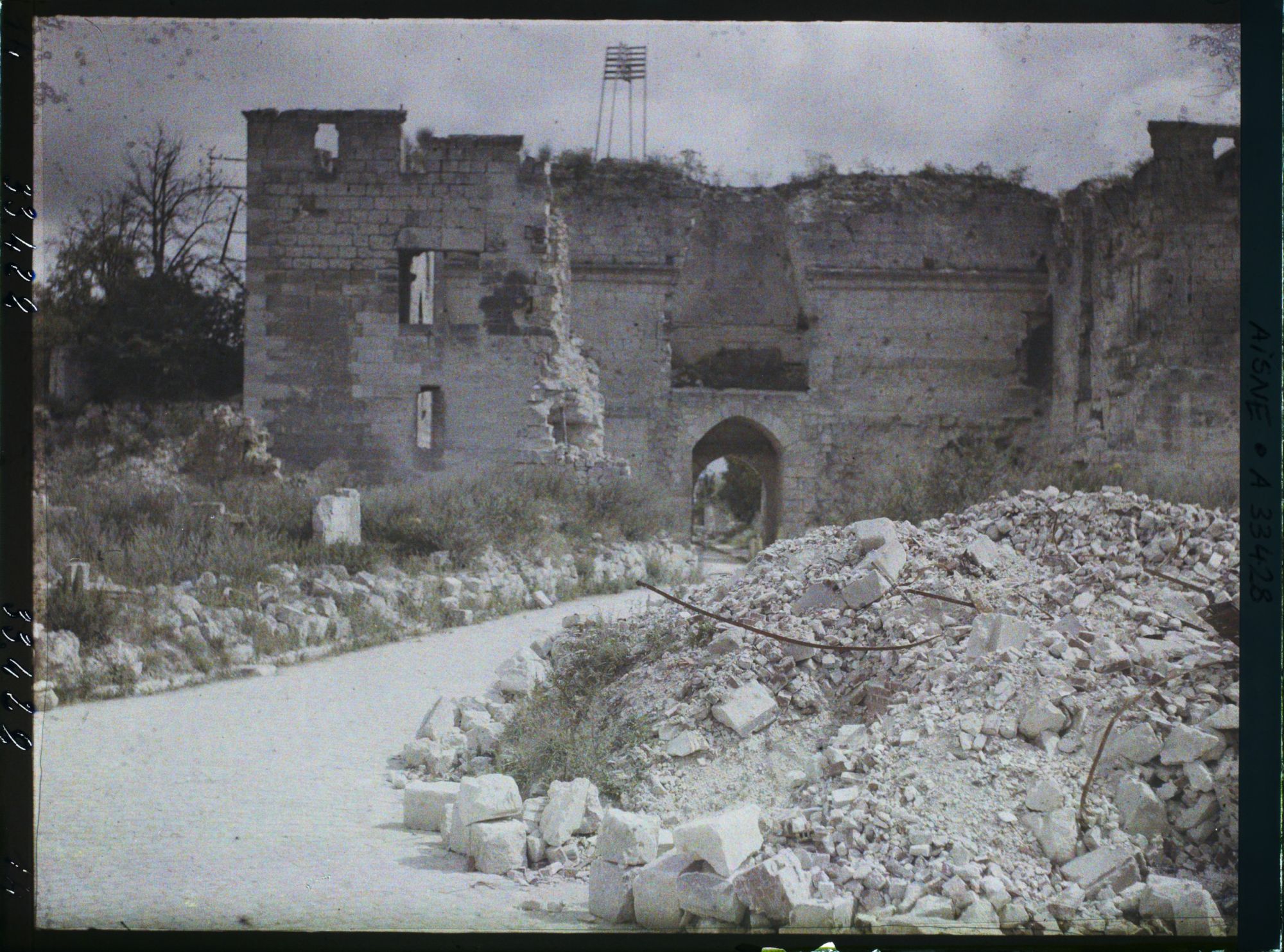 Image représentant France, Coucy le Château, La Porte de Laon vue de l'intérieur