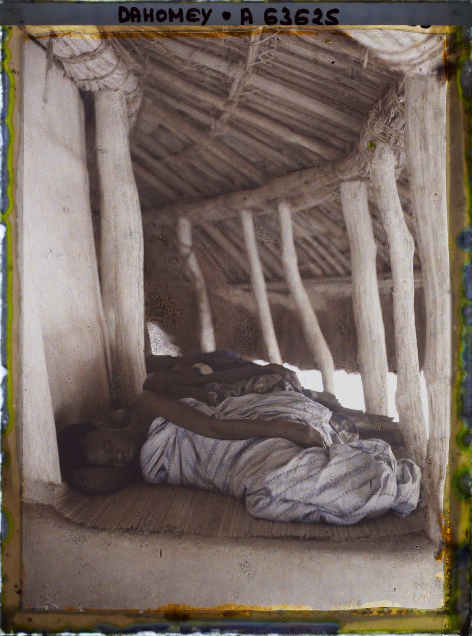 Image représentant Gardiennes de la tombe de Glélé couchées sur le pourtour du tombeau