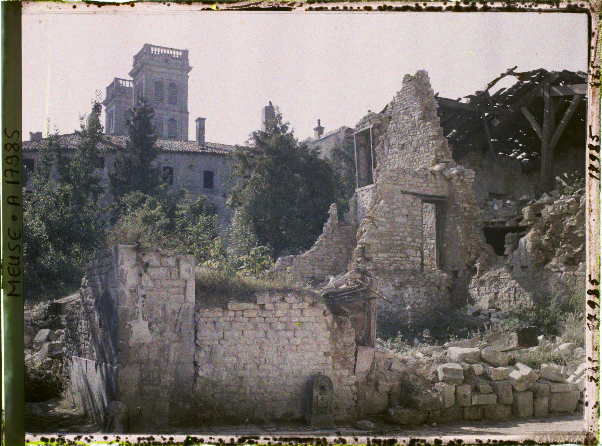 Image représentant France, Verdun, La Cathédrale, vue de l'impasse de Rippe