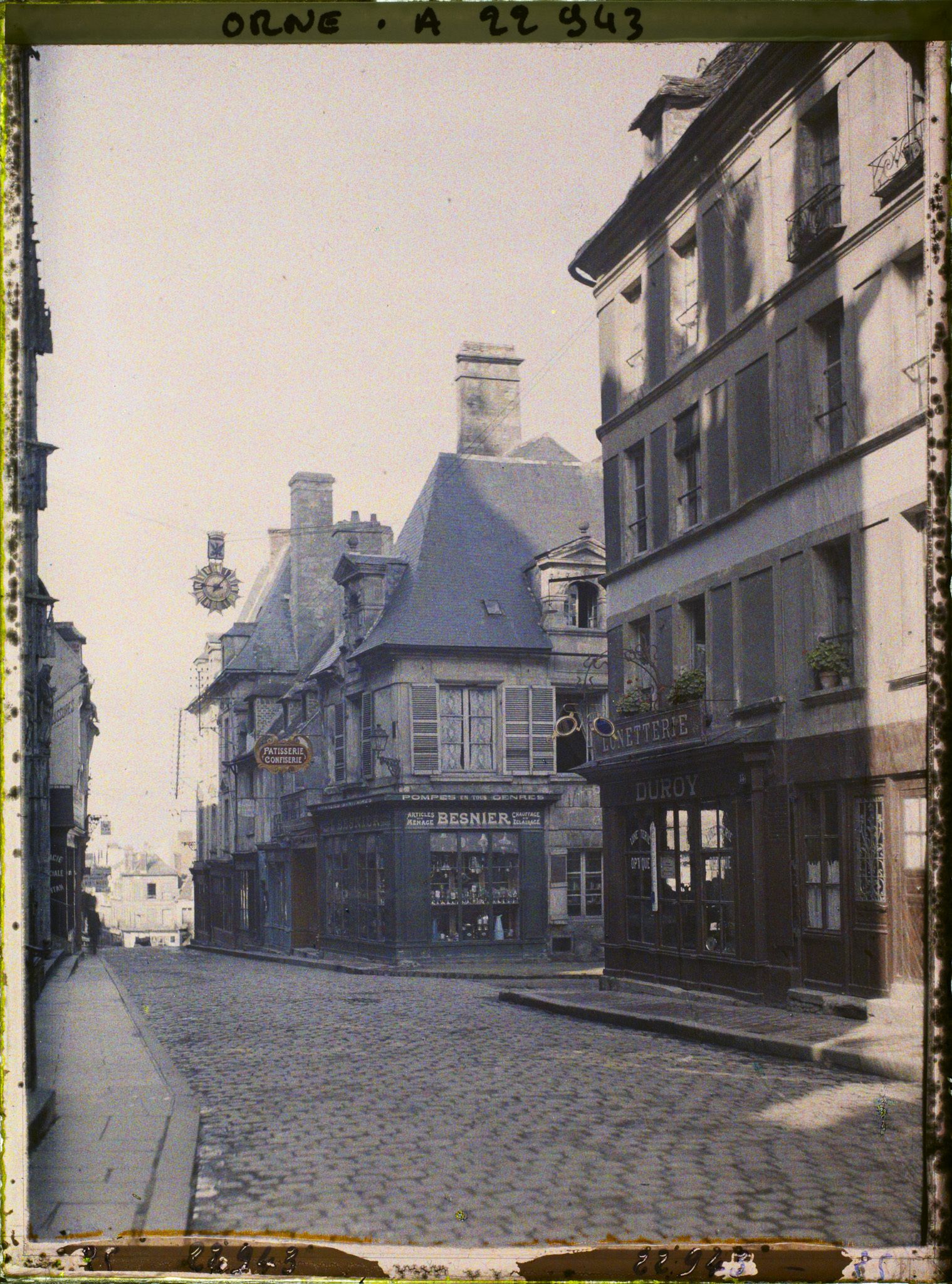 Image représentant La rue Saint-Germain et l'horloge suspendue