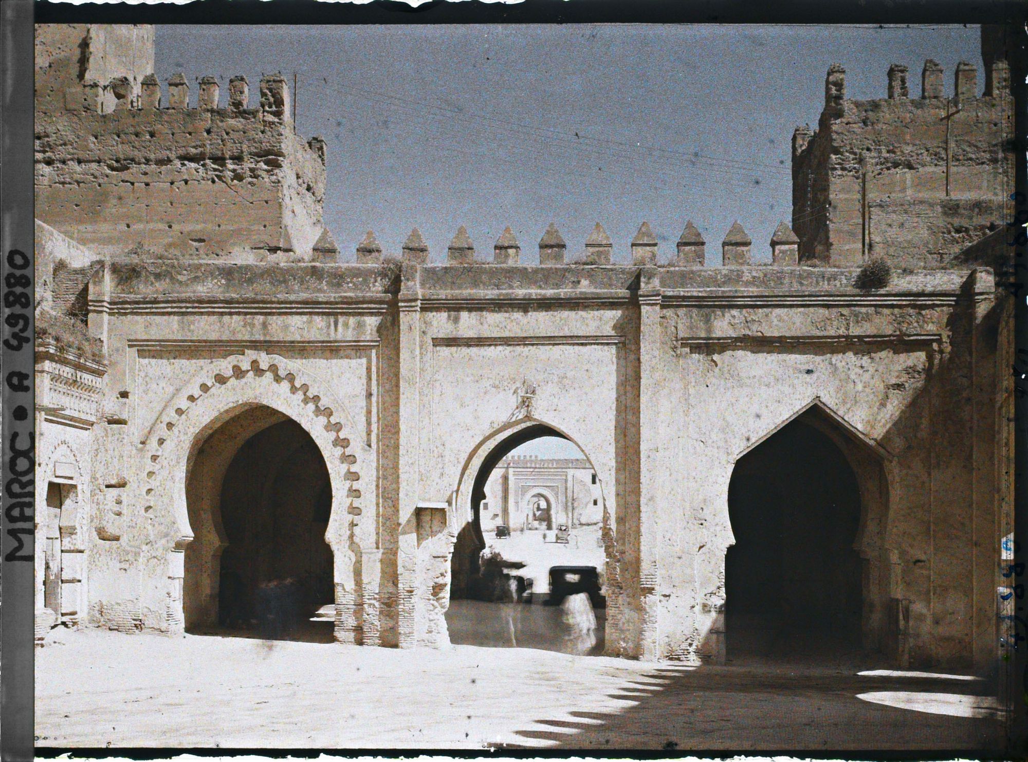 Image représentant Bâb Dekakene et Bâb es Seba à l'arrière plan de l'arche centrale