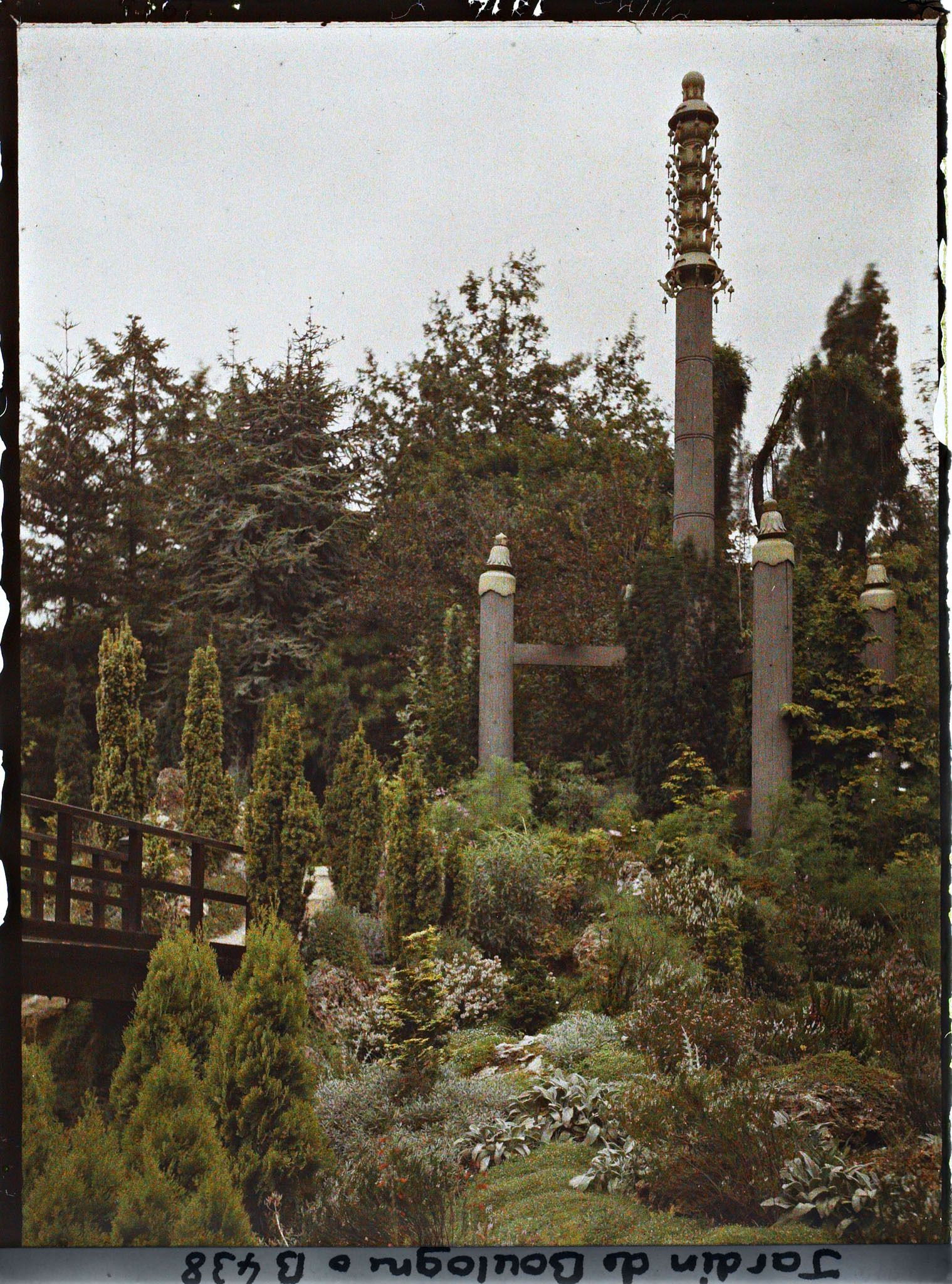 Image représentant Rocaille ponctuée de conifères, au pied du sôrintô et d'un pont du " sanctuaire japonais "