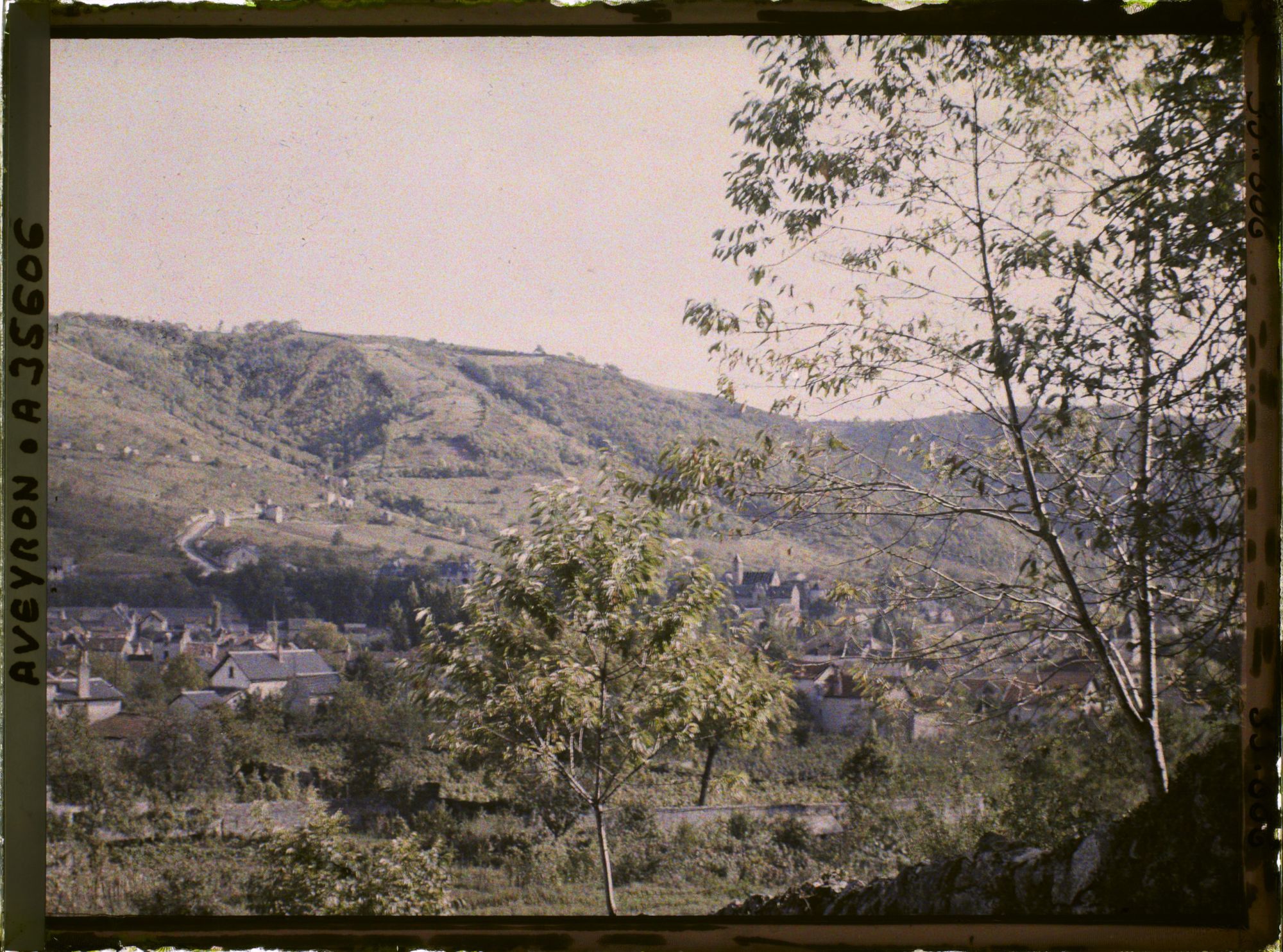 Image représentant Vue sur la vallée de l'Aveyron et la ville