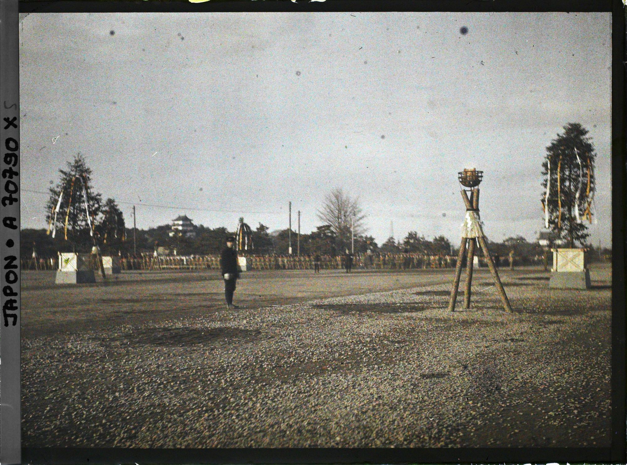 Image représentant Funérailles de l'Empereur Taisho-Tenno (Yoshihito), décor mortuaire et foule sur l'esplanade devant le palais impérial