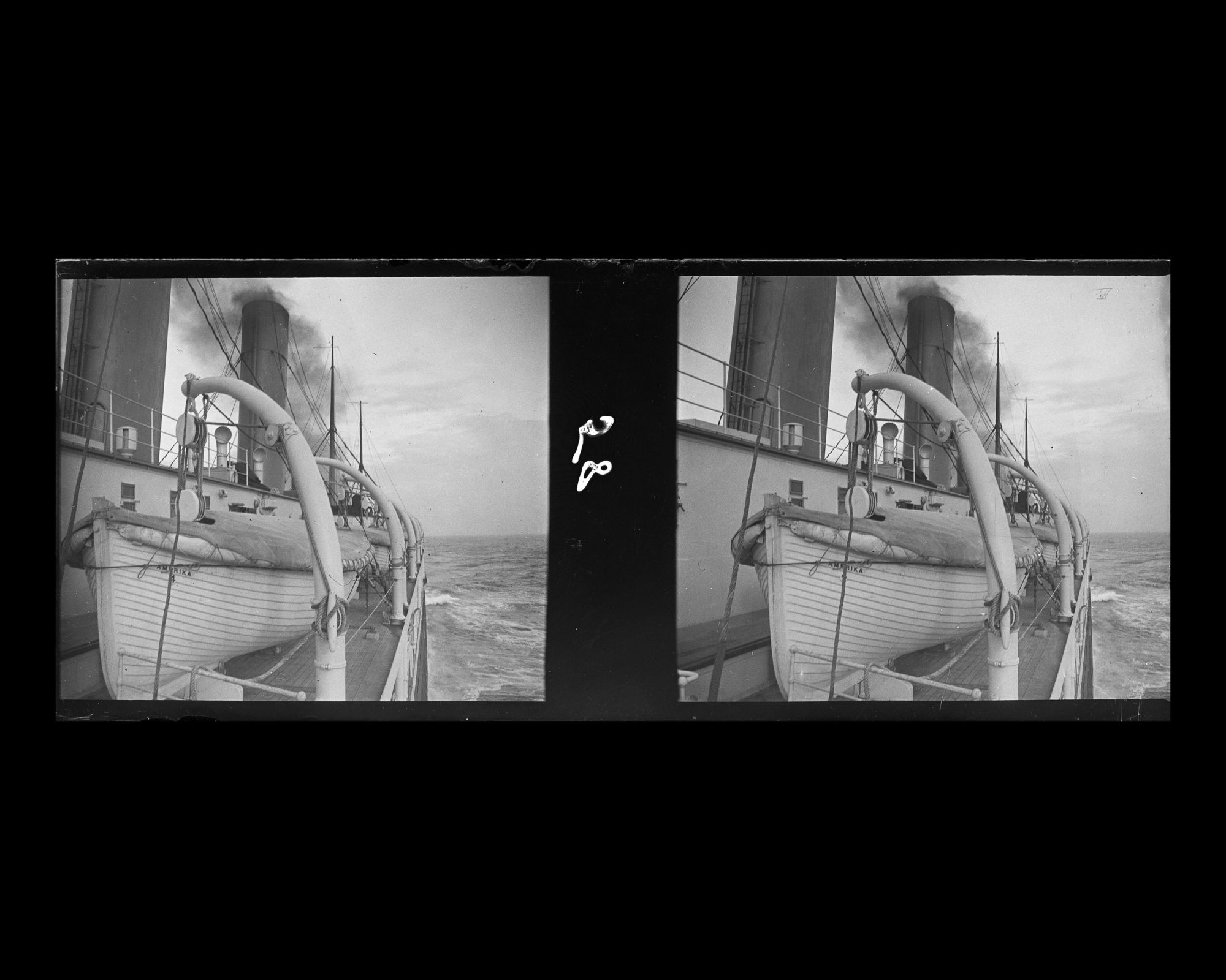 Image représentant L'une des chaloupes de sauvetage qui bordent le pont supérieur du paquebot