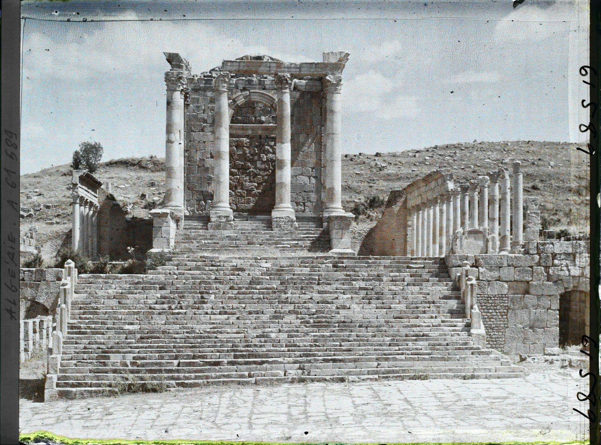 Image représentant Algérie, Djemila, Le Grand Temple de Face