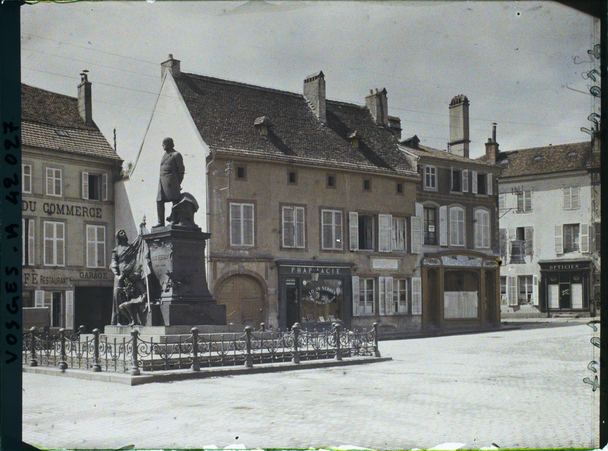 Image représentant France, St Dié, Place J. Ferry, Statue et Vieilles maisons
