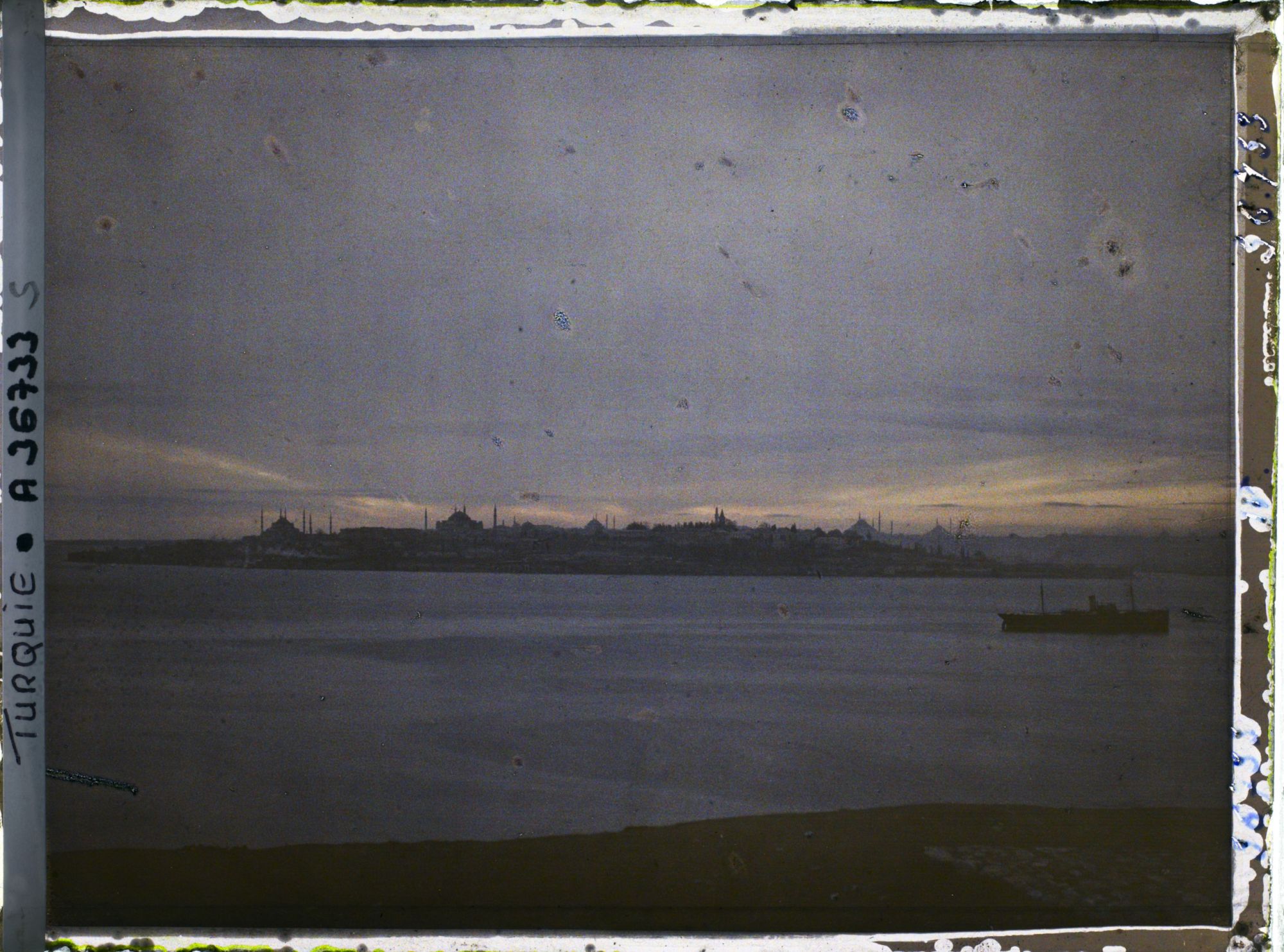 Image représentant Crépuscule sur Istanbul, de l'autre côté de Bosphore