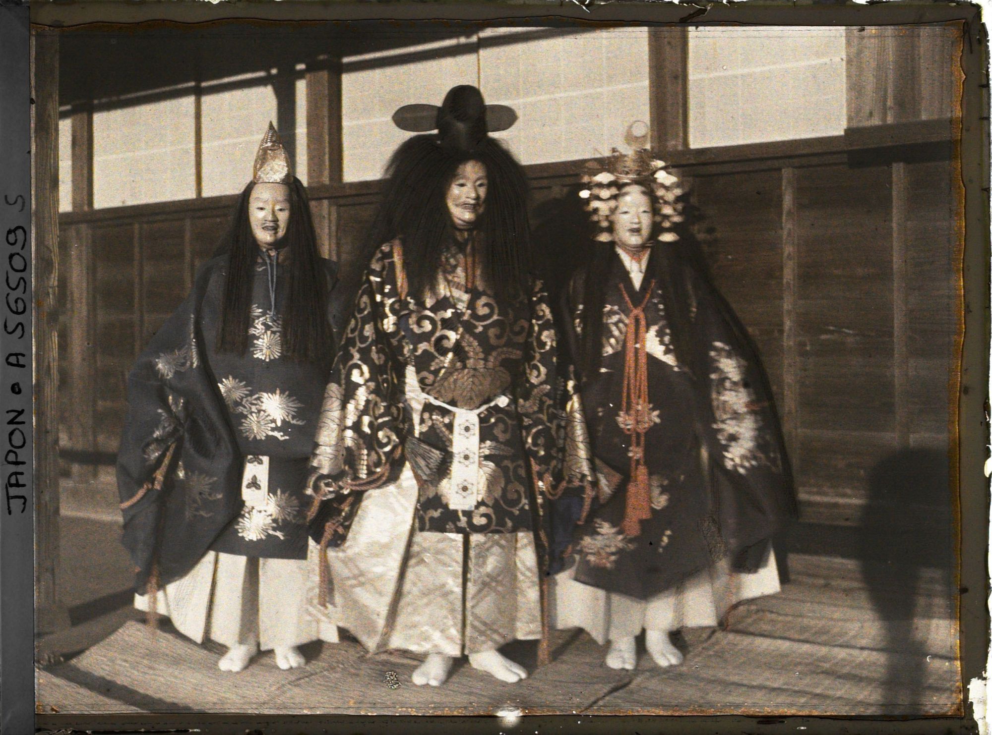 Image représentant Théâtre nô, personnages de la pièce "Ema"