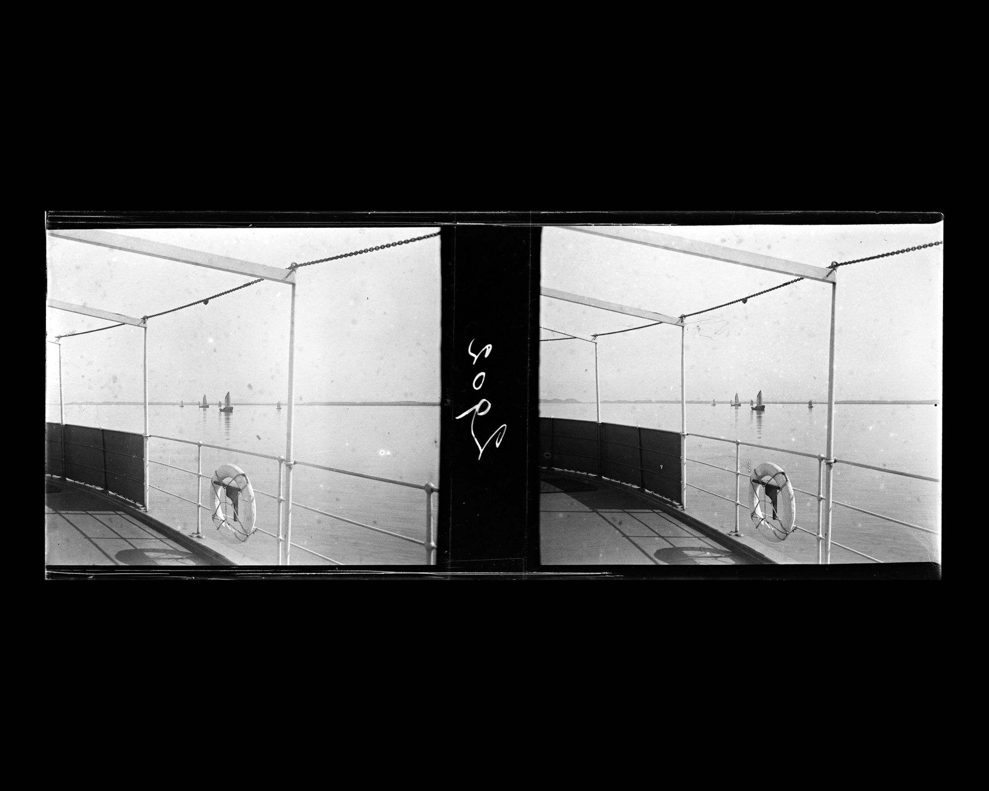 Image représentant Le pont arrière du vapeur chinois Kiang-Yu et une flottille de jonques sur le Yangzijiang ("fleuve Bleu")