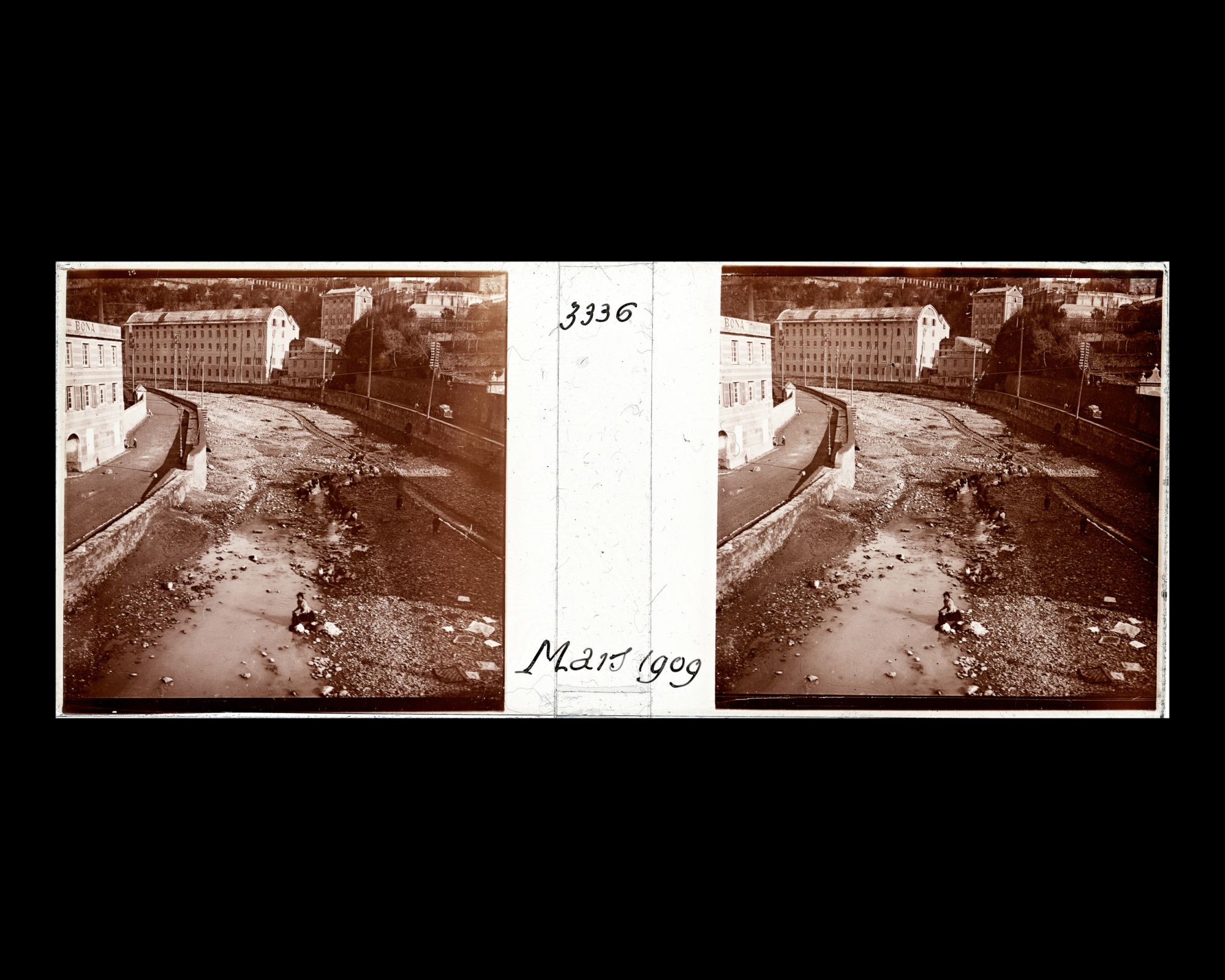 Image représentant Le torrent Leira en parie asséché vu du train