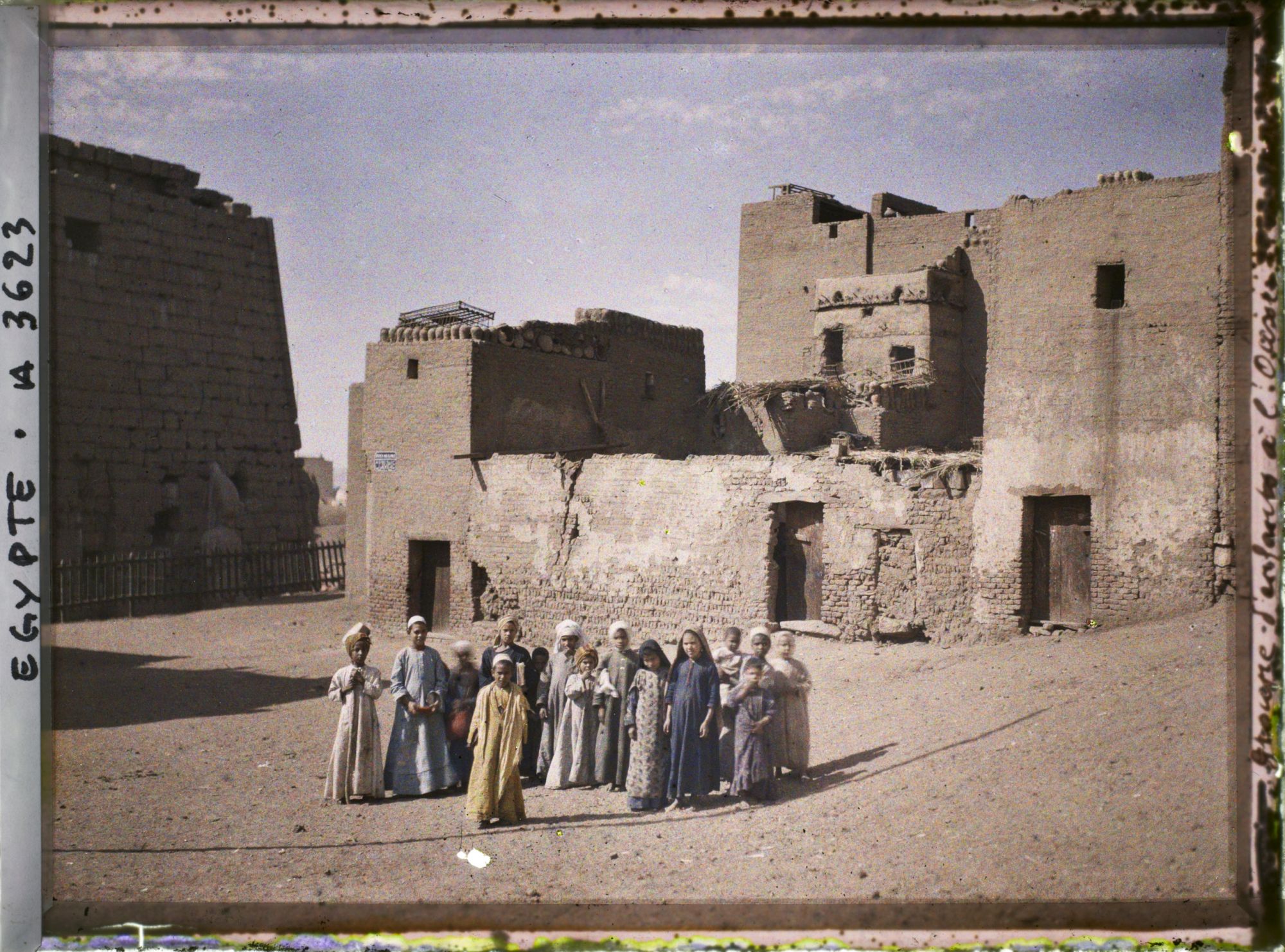 Image représentant Groupe d'enfants du village posant pour l'opérateur