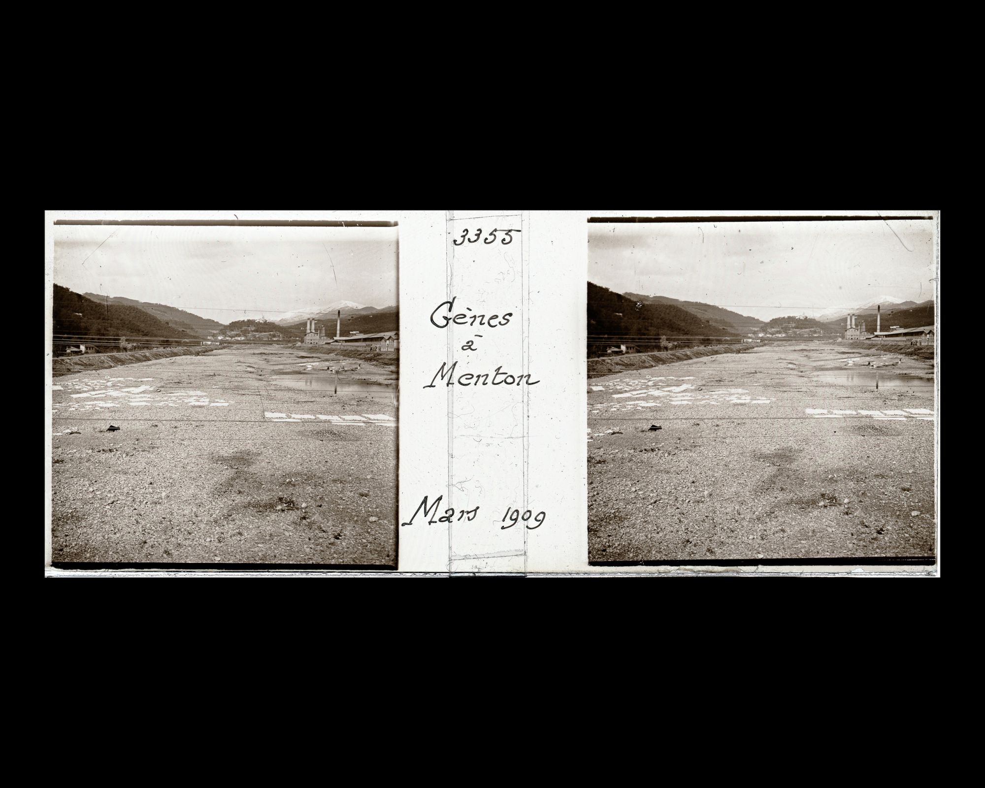 Image représentant Un cours d'eau asséché vu tu train