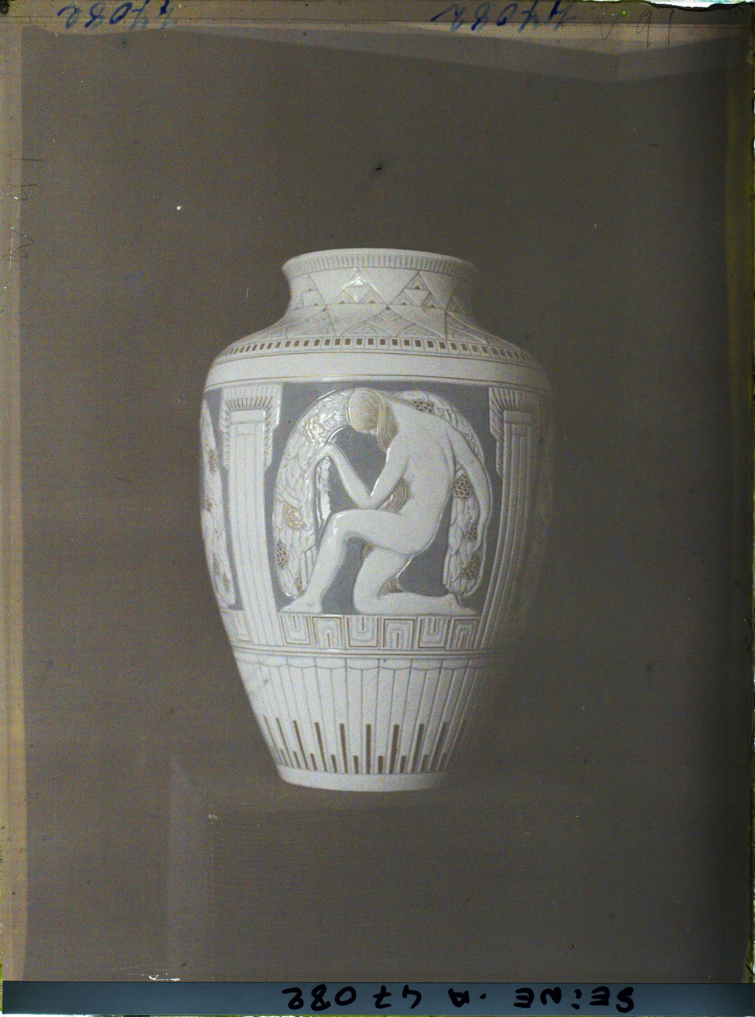 Image représentant L'Exposition des arts décoratifs, Manufacture Nationale de Sèvres, Porcelaine dure, décor de grand feu