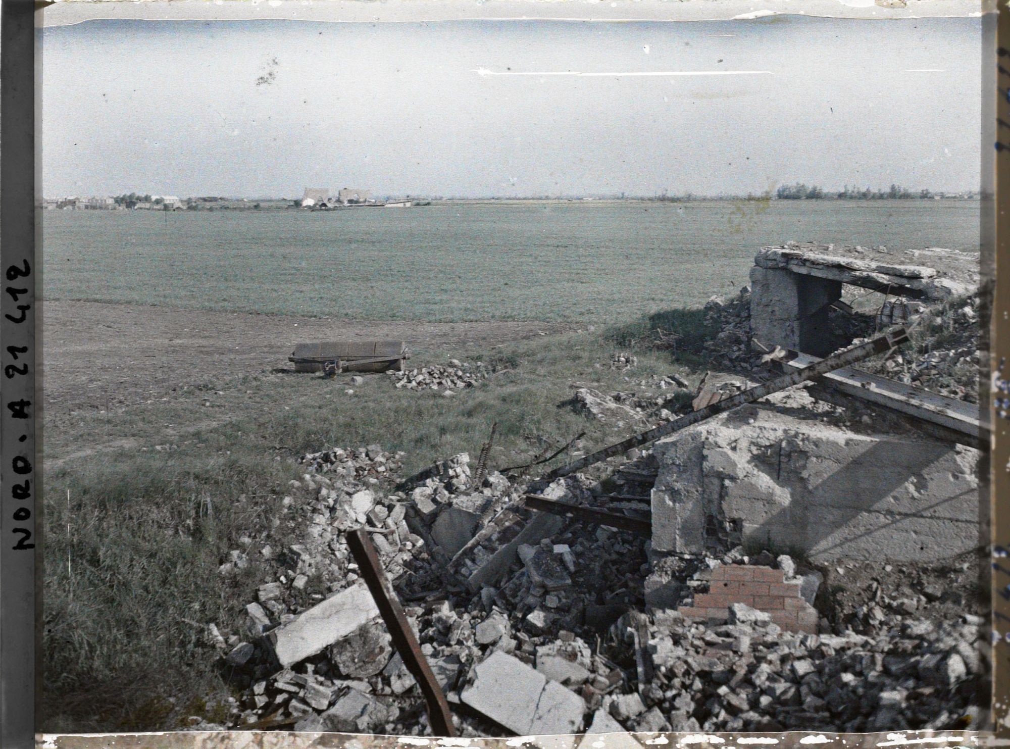 Image représentant France, La Bassée, Abris d'Artillerie et Champs de blé