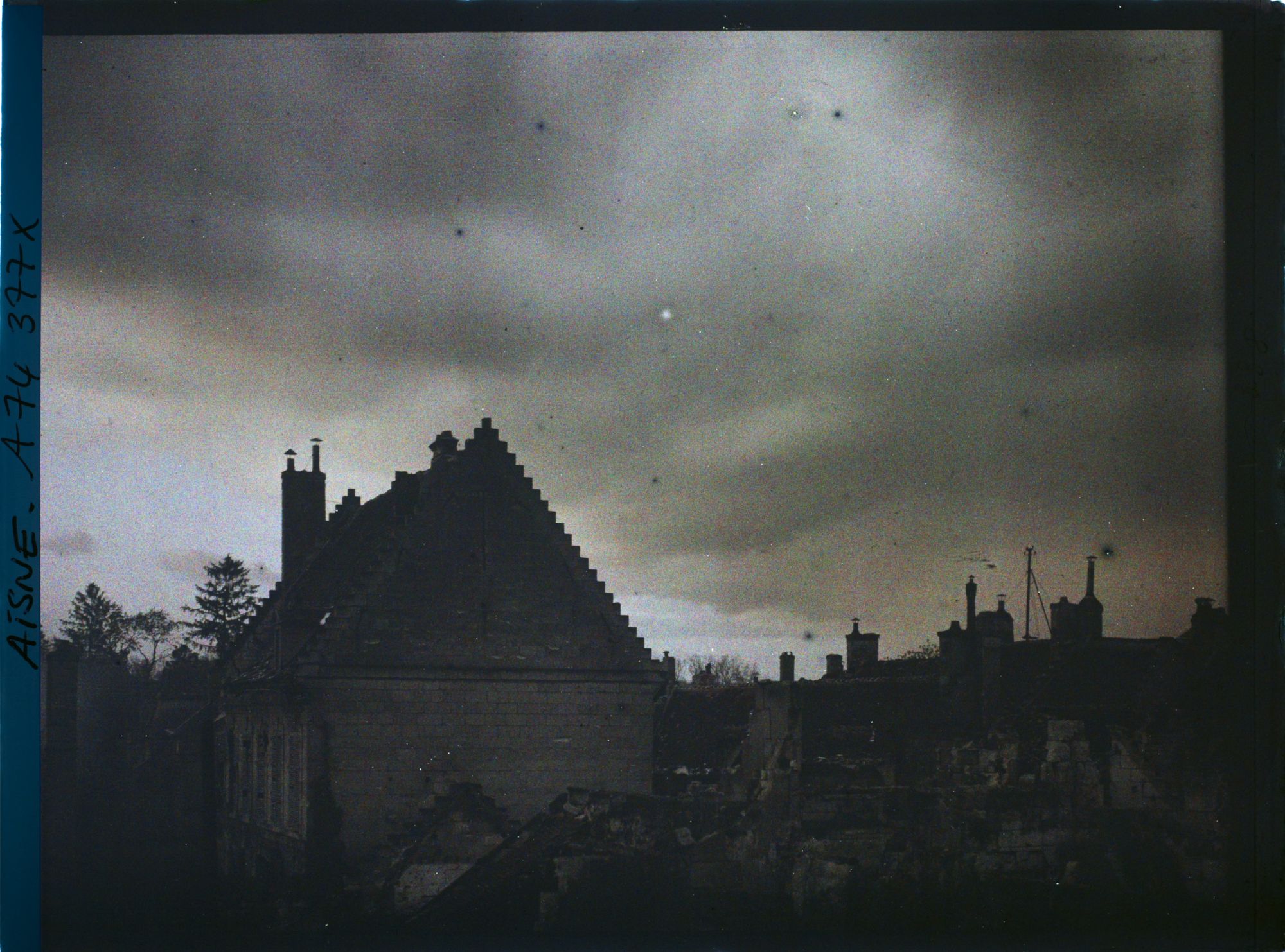 Image représentant Les toits de la ville en ruines et effets de ciel