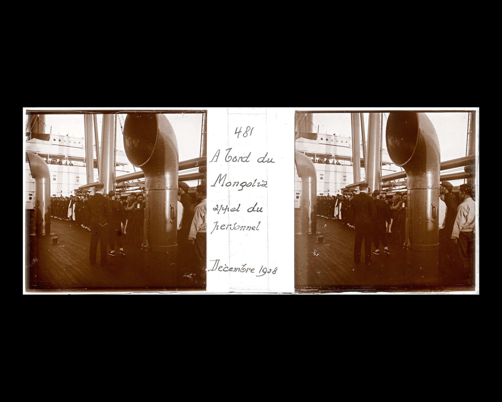 Image représentant Les membres de l'équipage et le personnel rassemblés sur le pont avant