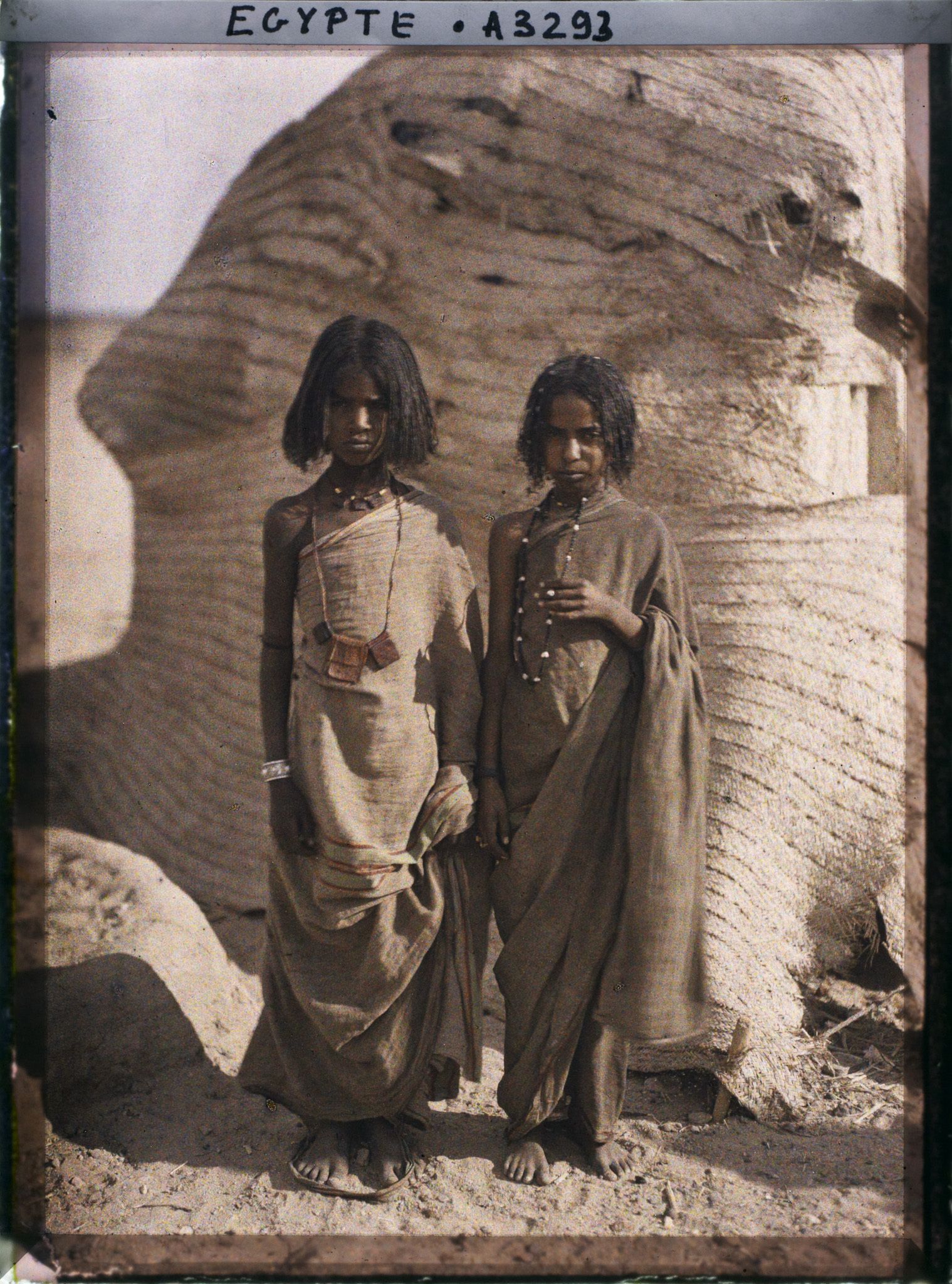 Image représentant Deux petites filles  null bishari posent pour l'opérateur devant une habitation