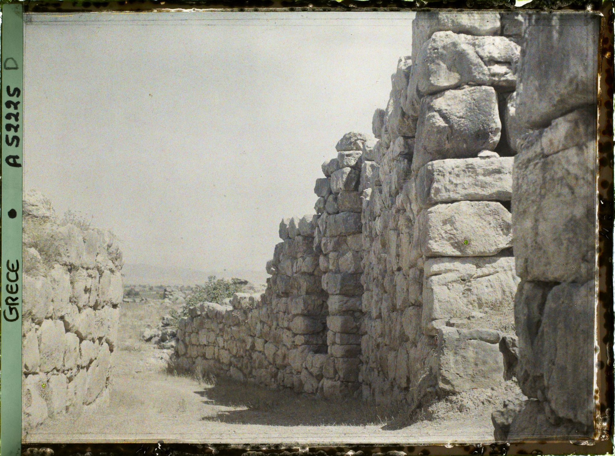Image représentant Après une porte de la citadelle, entre les enceintes extérieure et intérieure