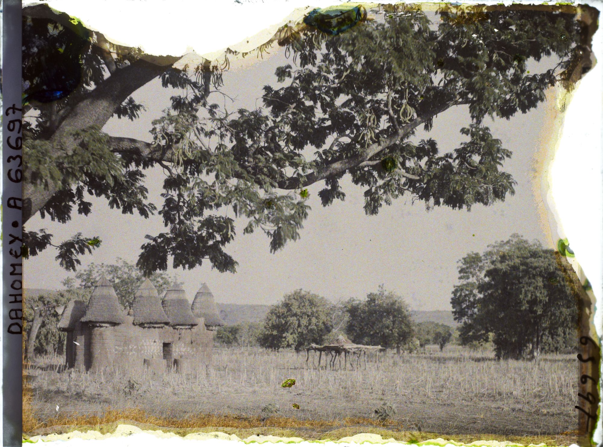 Image représentant Tata (case) somba et plate-forme à sécher le mil