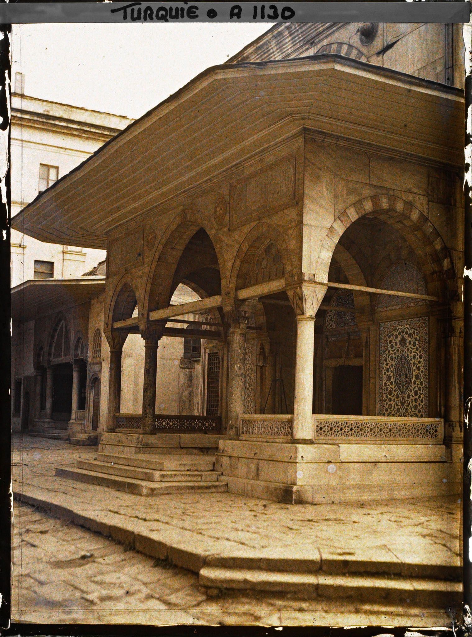 Image représentant Entrée du türbe (mausolée) du sultan Süleyman dans le cimetière de la Süleymaniye Camii ("mosquée de Soliman-le-Magnifique")