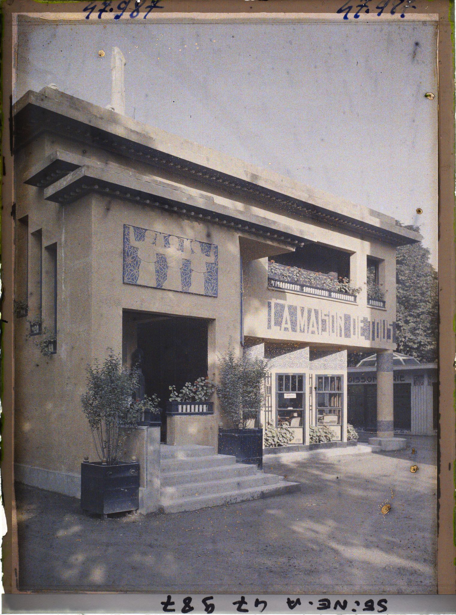 Image représentant L'Exposition des arts décoratifs, le Village français, La Maison de Tous, architecte D. Alfred Agache