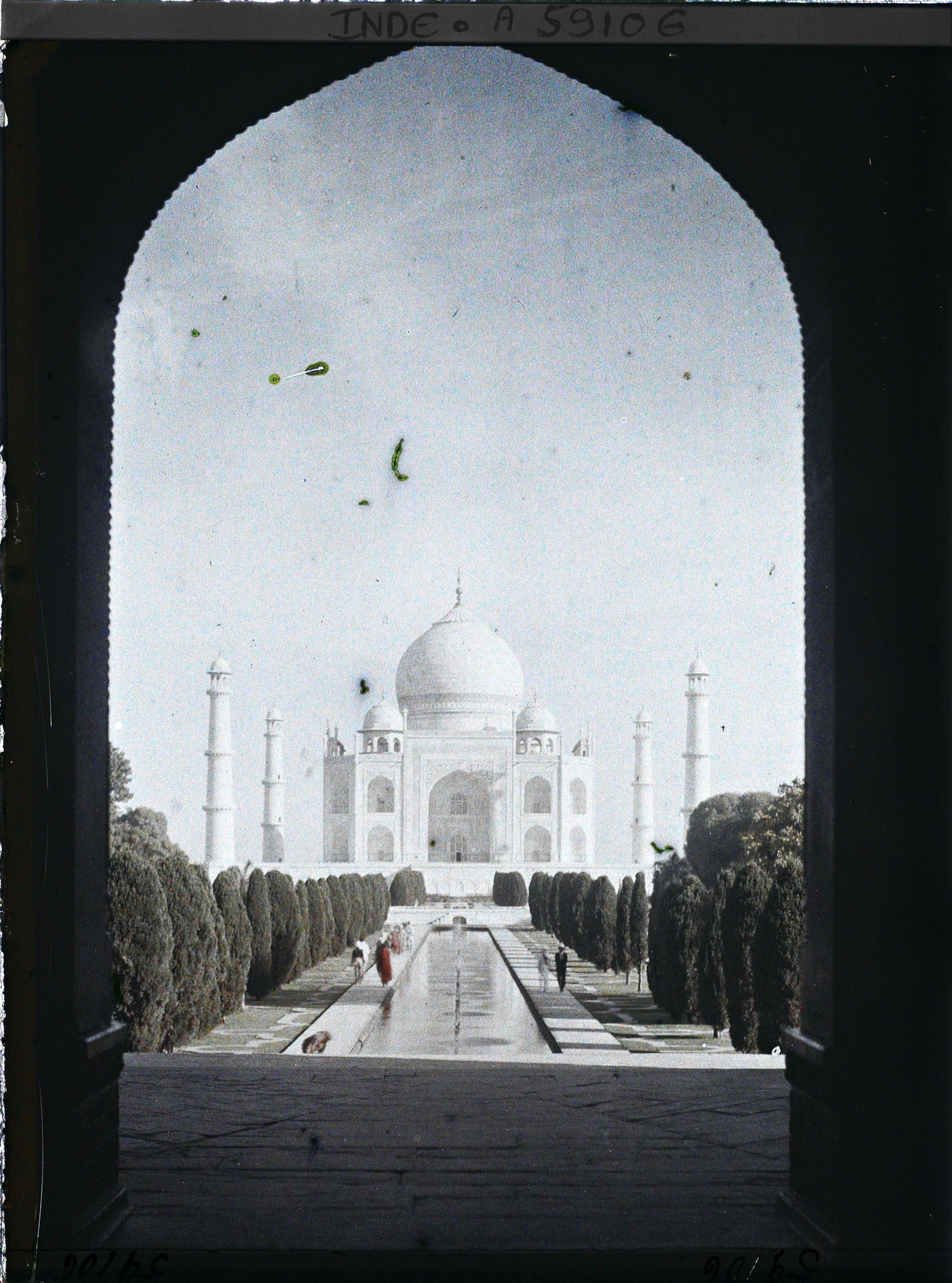 Image représentant Le grand canal axial et le mausolée vus de la porte monumentale de l'enceinte du Taj Mahal