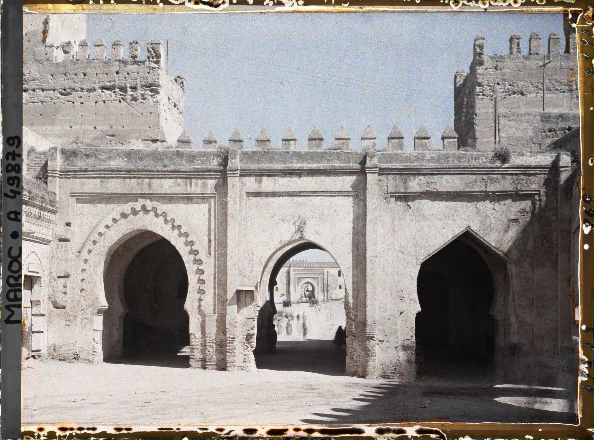 Image représentant Bâb Dekakene et Bâb es Seba à l'arrière plan de l'arche centrale