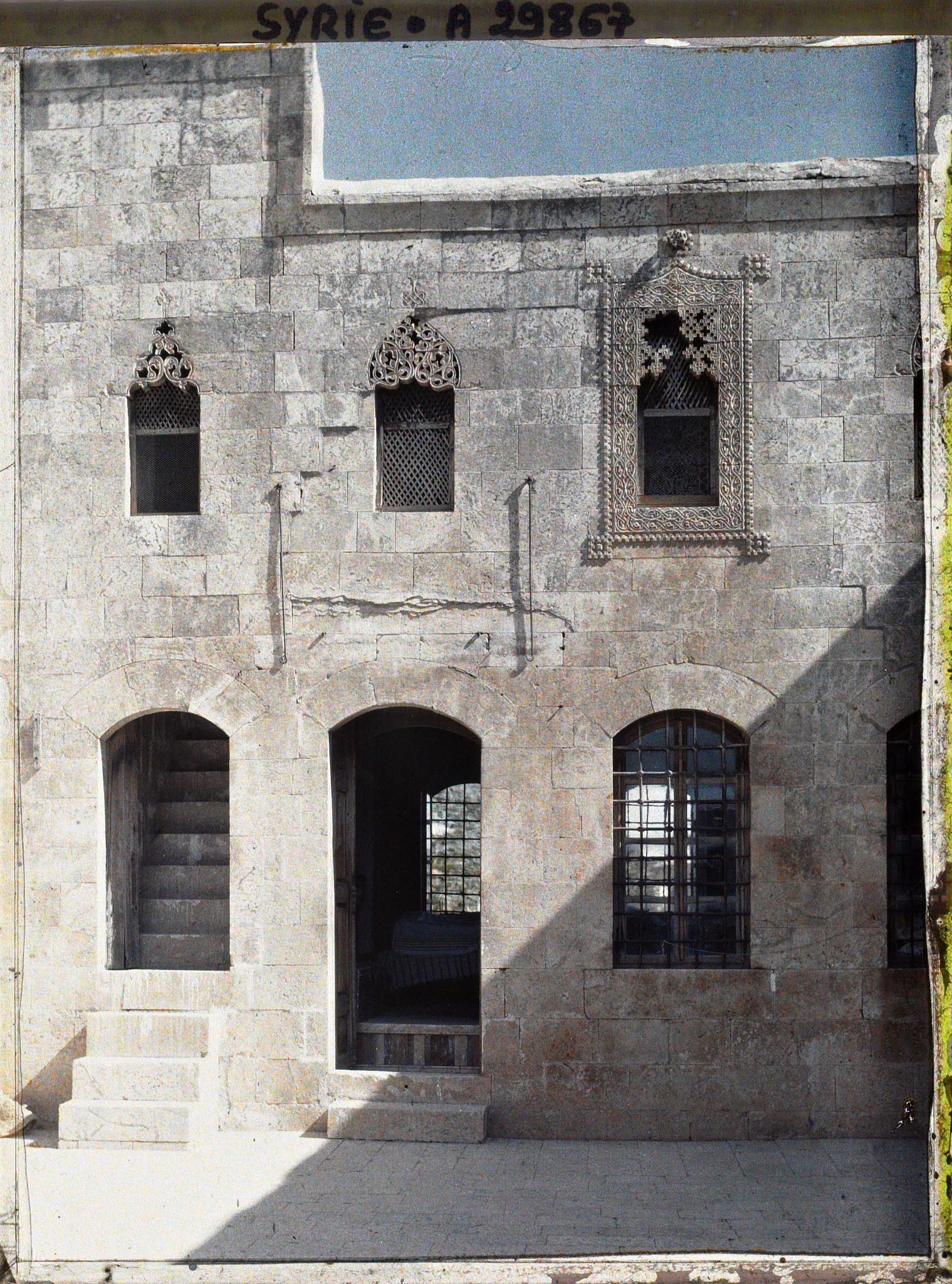 Image représentant Une façade de la grande cour du palais Azem
