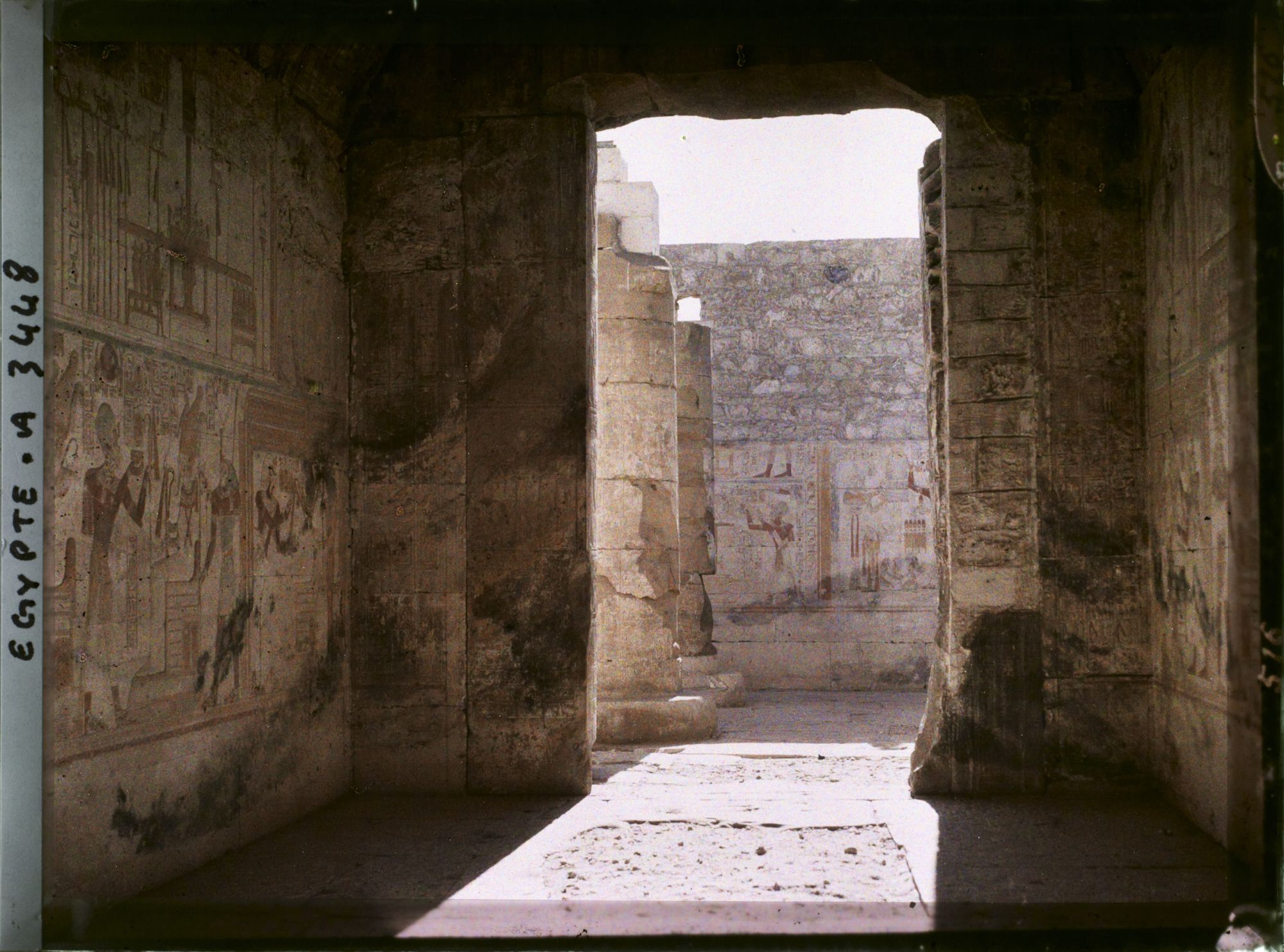 Image représentant Porte d'entrée de la chapelle d'Amon Râ, depuis l'intérieur, en direction de la deuxième salle hypostyle du temple de Sethi Ier