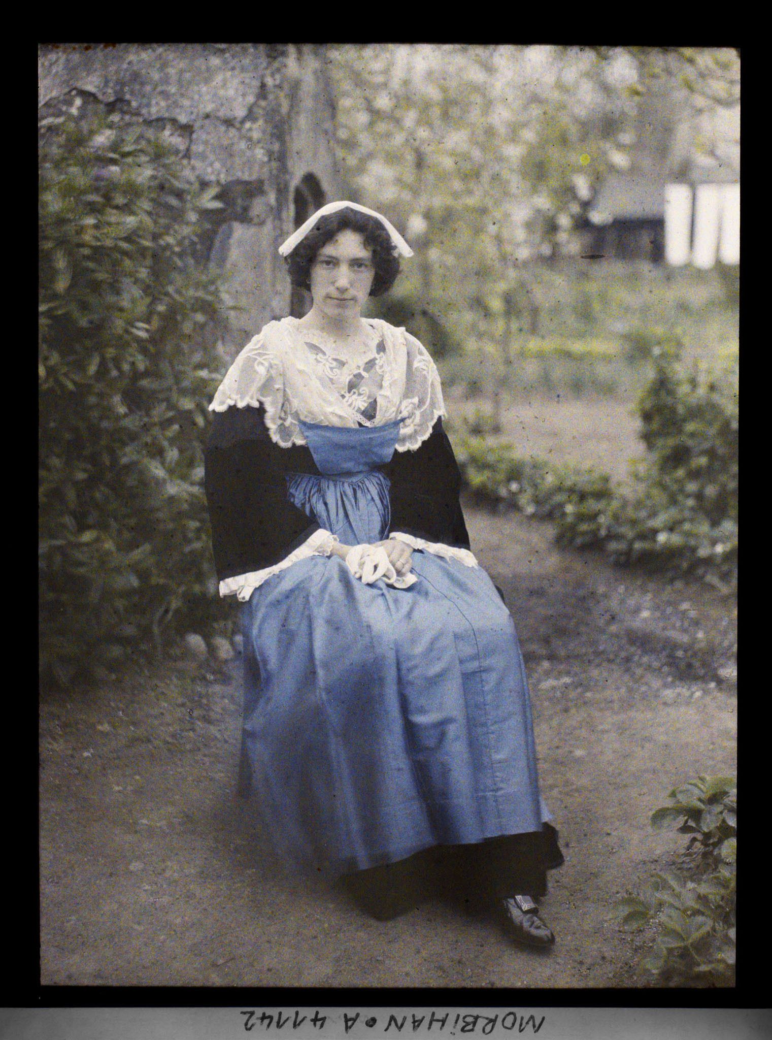 Image représentant Madame Caudal en costume d'Auray