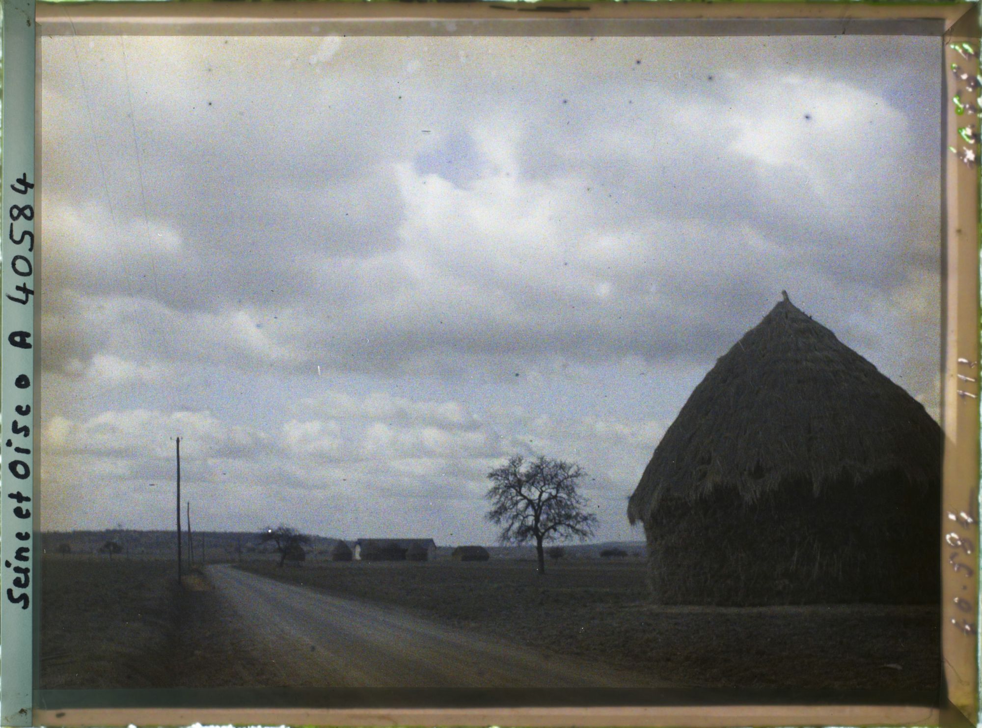 Image représentant France, Les Clayes, Effet de nuages sur les champs et route de Neauphle le Château