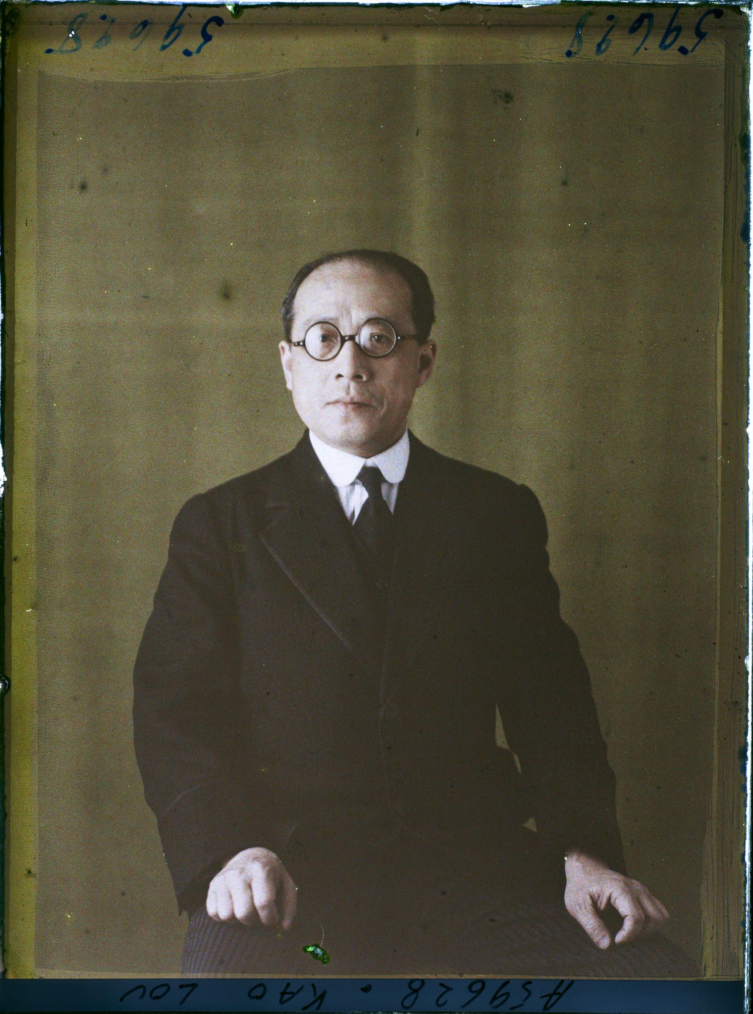 Image représentant https://musee-albert-kahn.s-museum.fr/home/NWQ2OTAwYzNmYjZlZTk1ZWQwODJmMjY4L2dlbmVyaWMtbm90aWNlLXRhYi9hdXRob3JpdHkvNjE3YTc5ZjVjZjhiODk2OGIzMzM3ZDIx/5d6900c3fb6ee95ed082f268/generic-notice-tab/authority/617a79eacf8b8968b33365b0 Monsieur Kao Lou