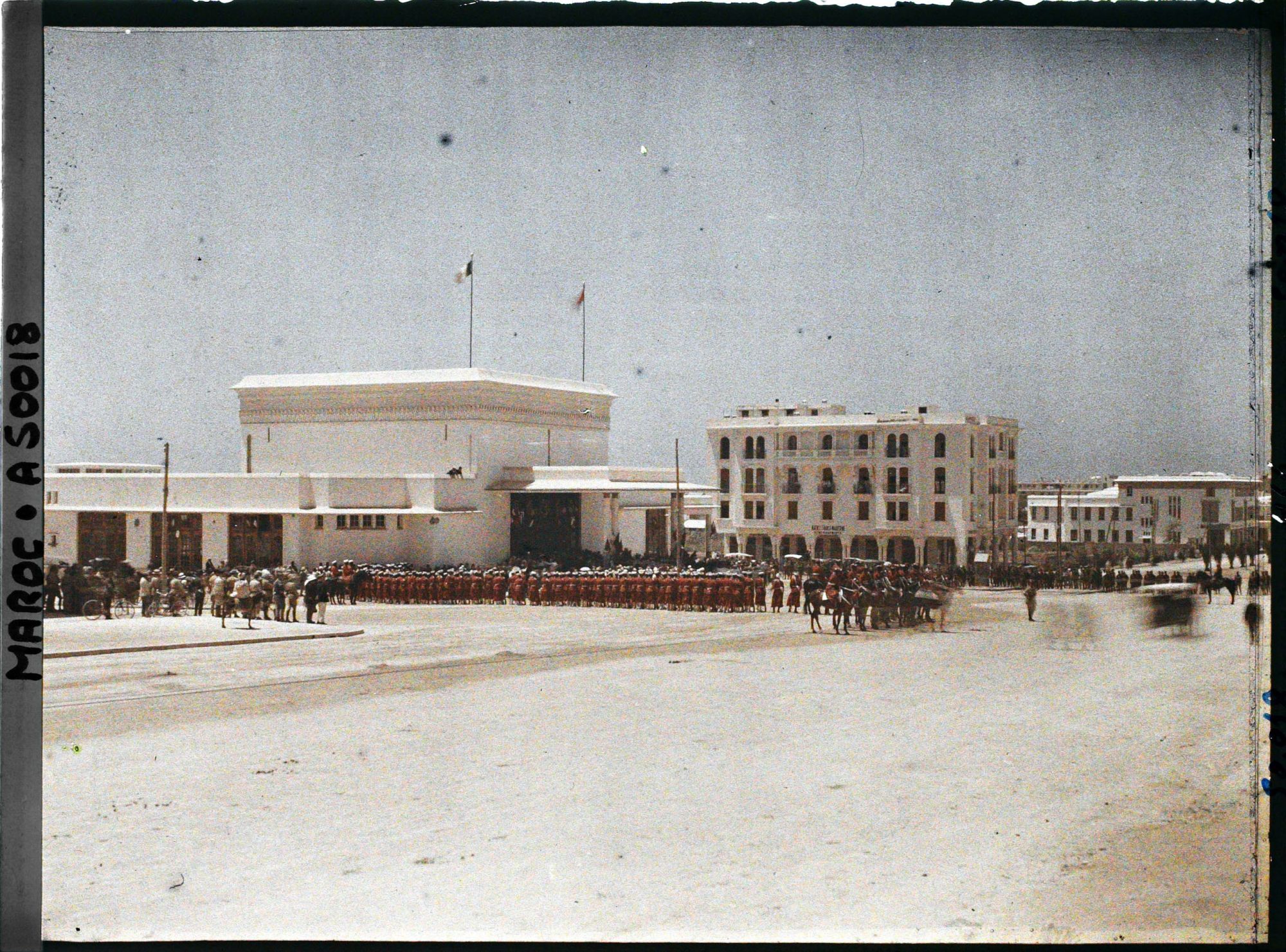Image représentant Troupes militaires devant la gare lors du départ du sultan Moulay Youssef pour Paris