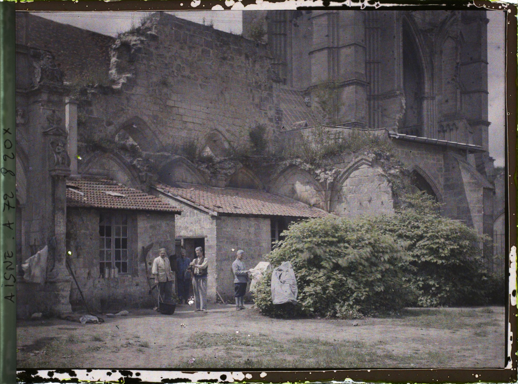 Image représentant Des soldats devant une partie aménagée du cloître de l'ancienne abbaye Saint-Jean-des-Vignes