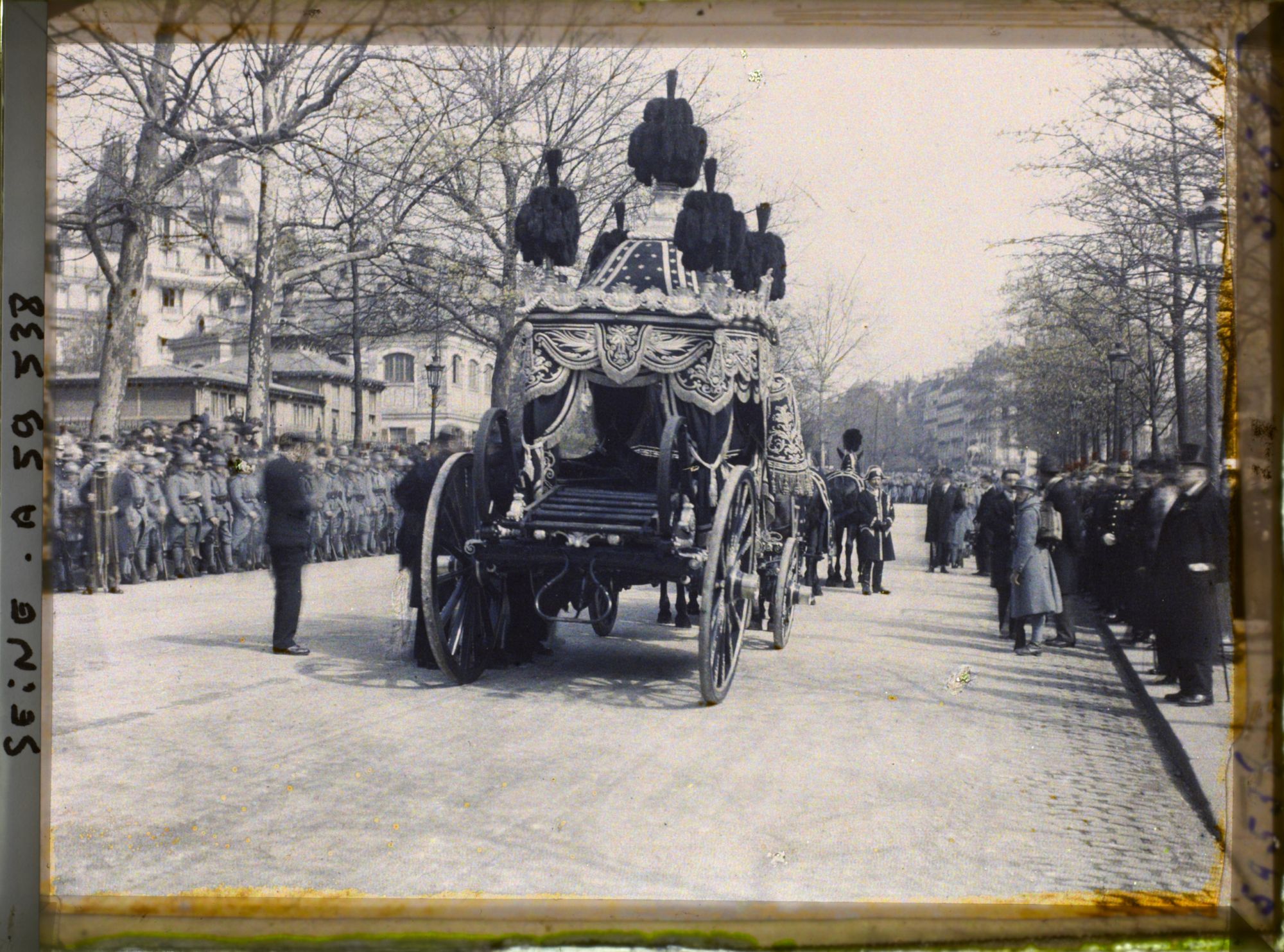 Image représentant Les funérailles de l'ambassadeur des États-Unis Myron Herrick, le passage du corbillard avenue d'Iéna