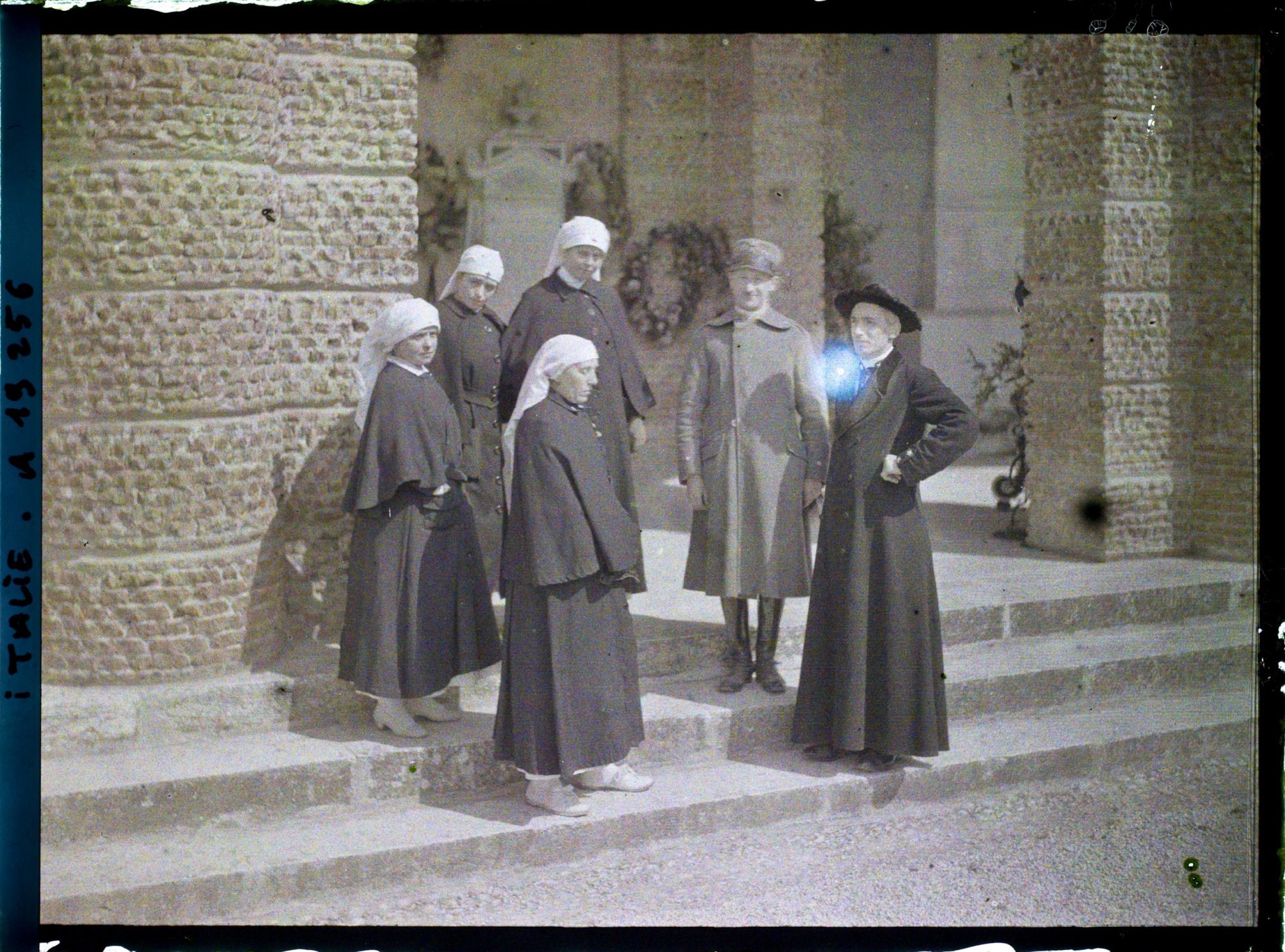 Image représentant Groupe d'infirmières avec un soldat et un prêtre