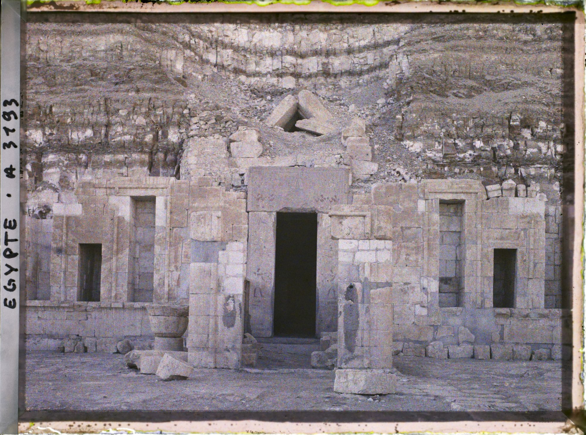 Image représentant Temple d'Hatchepsout - Vue sur l'entrée du sanctuaire d'Amon