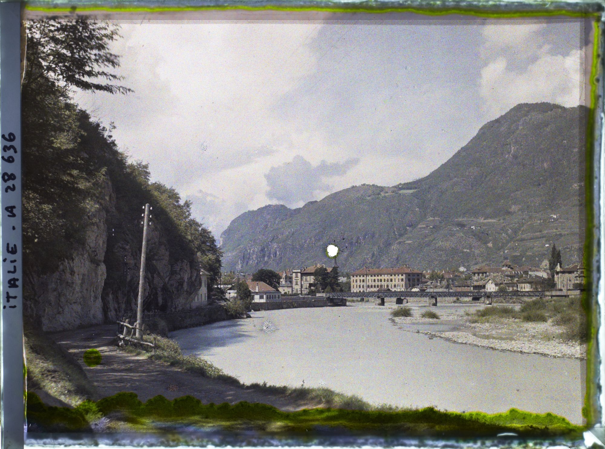 Image représentant La rivière Isarco (Eisack) et la ville de Bolzano (Bozen)